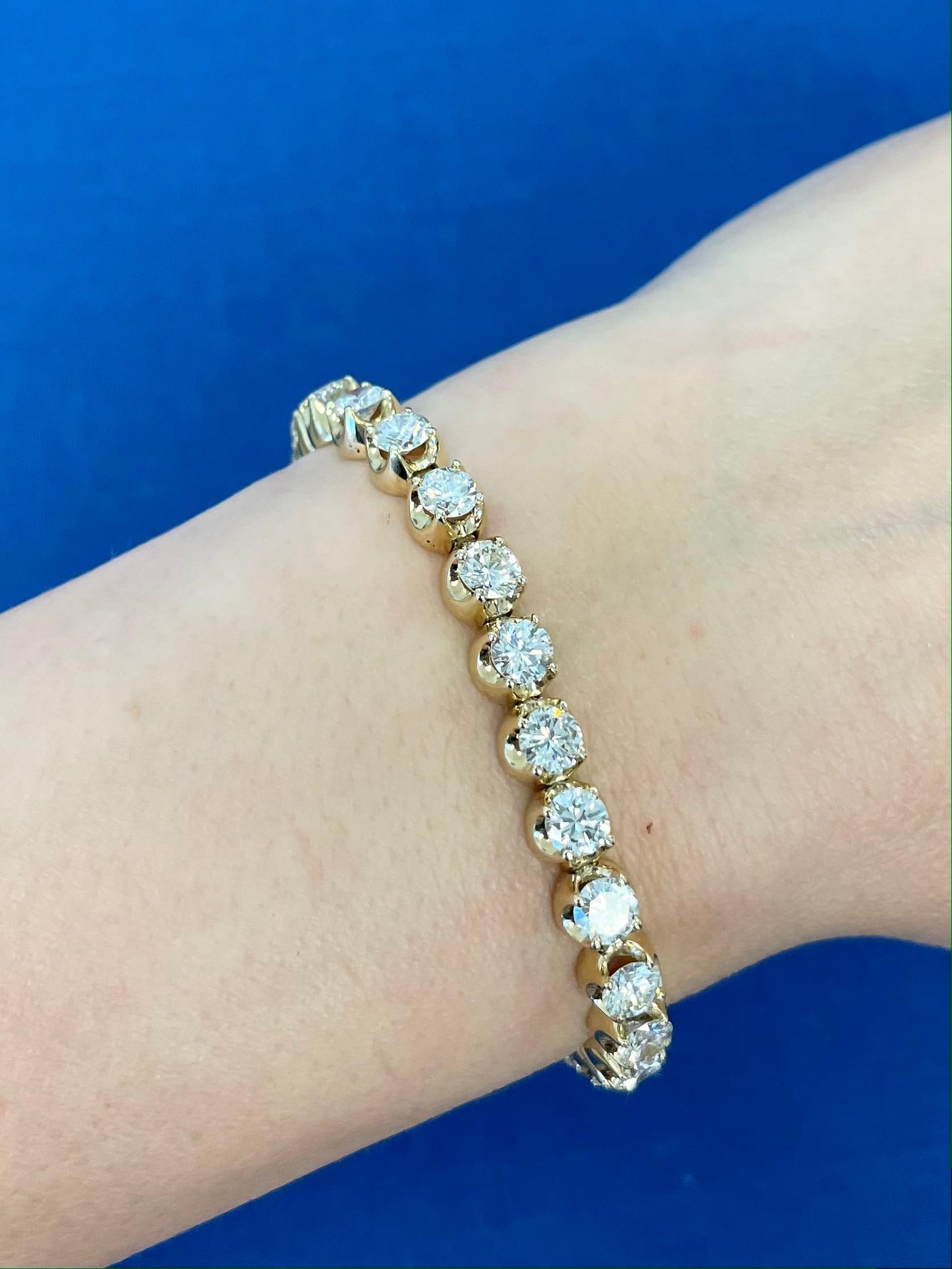 12.60 Carats 1960s Diamond Tennis Bracelet 18k Yellow Gold For Sale 7