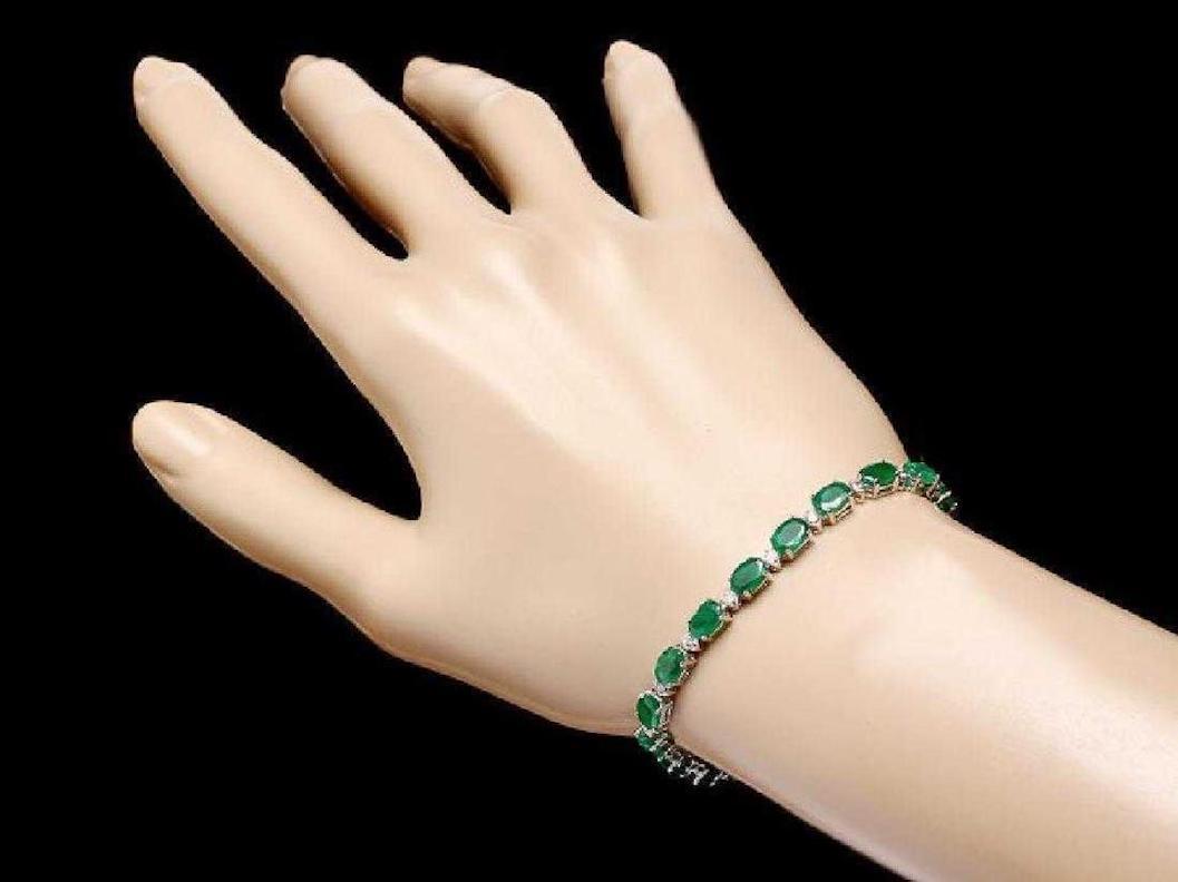 Women's 12.60 Carat Natural Emerald and Diamond 14 Karat Solid White Gold Bracelet For Sale