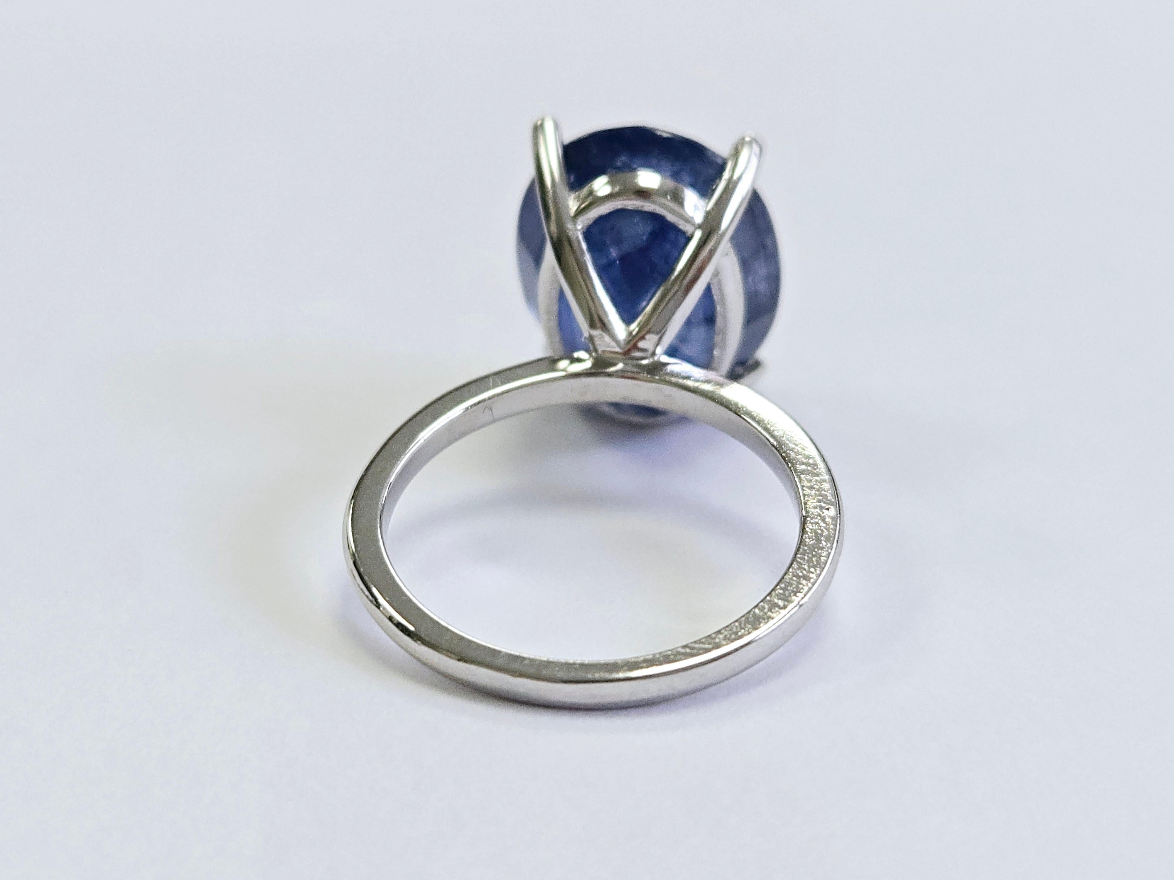 12.60 Carats Oval Shape Natural Sapphire Ring 14 Karat White Gold In New Condition For Sale In Great Neck Plaza, NY