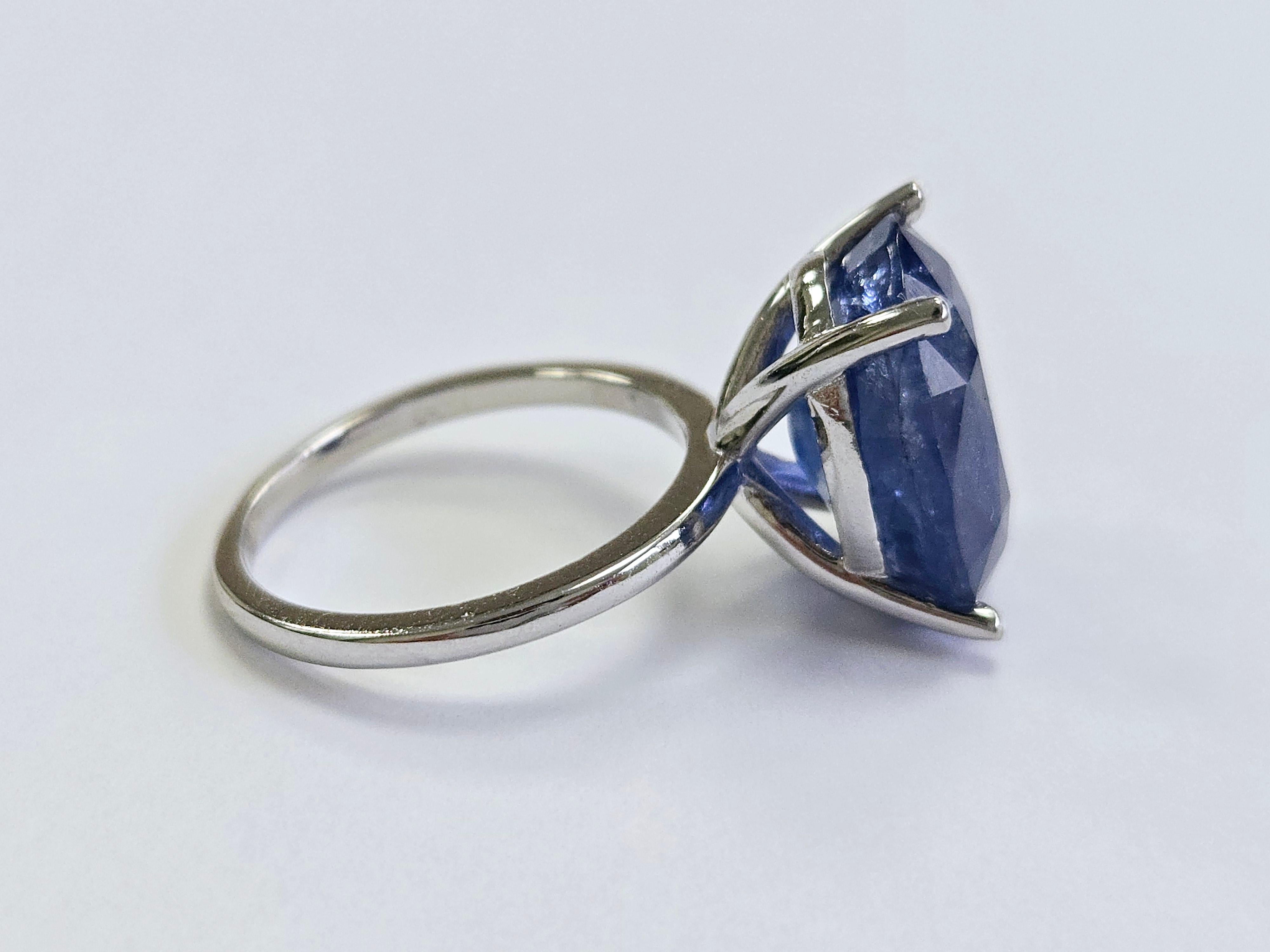 Women's 12.60 Carats Oval Shape Natural Sapphire Ring 14 Karat White Gold For Sale
