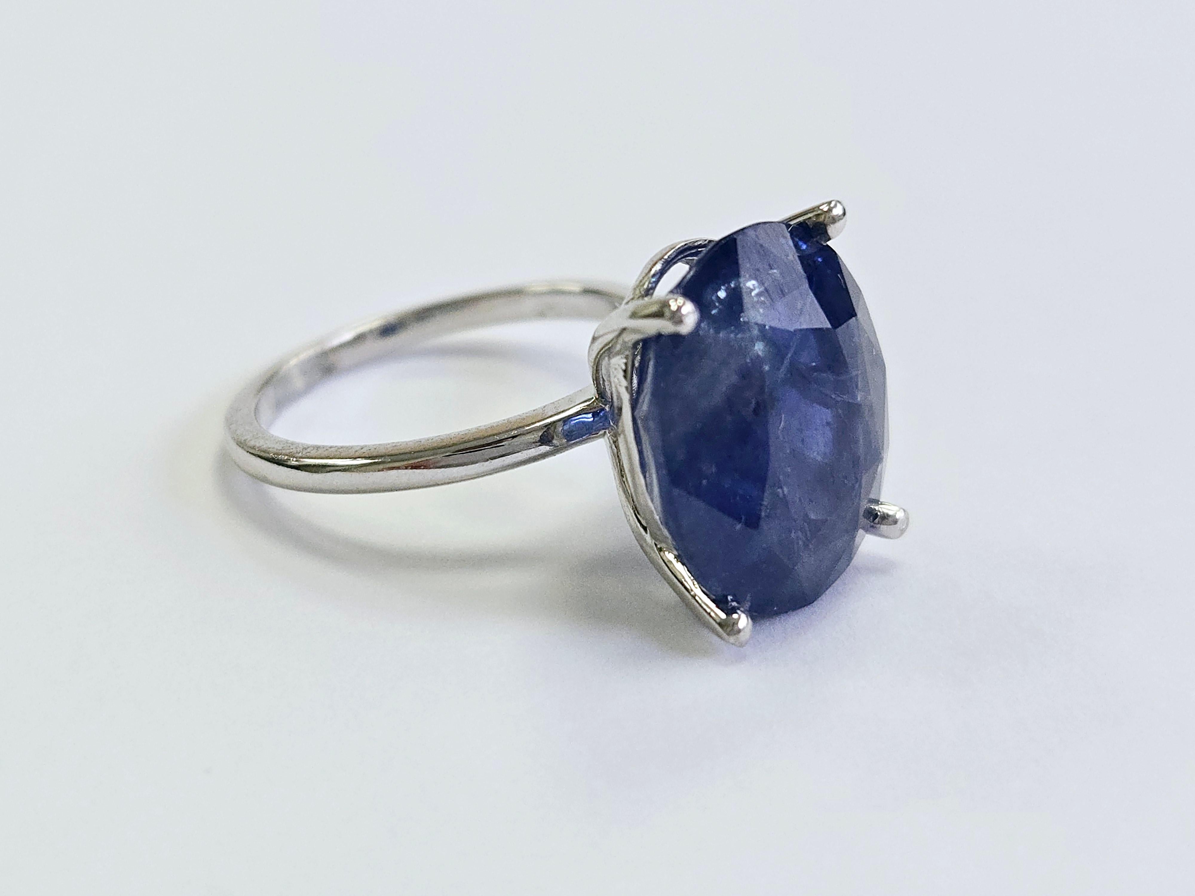 12.60 Carats Oval Shape Natural Sapphire Ring 14 Karat White Gold For Sale 1