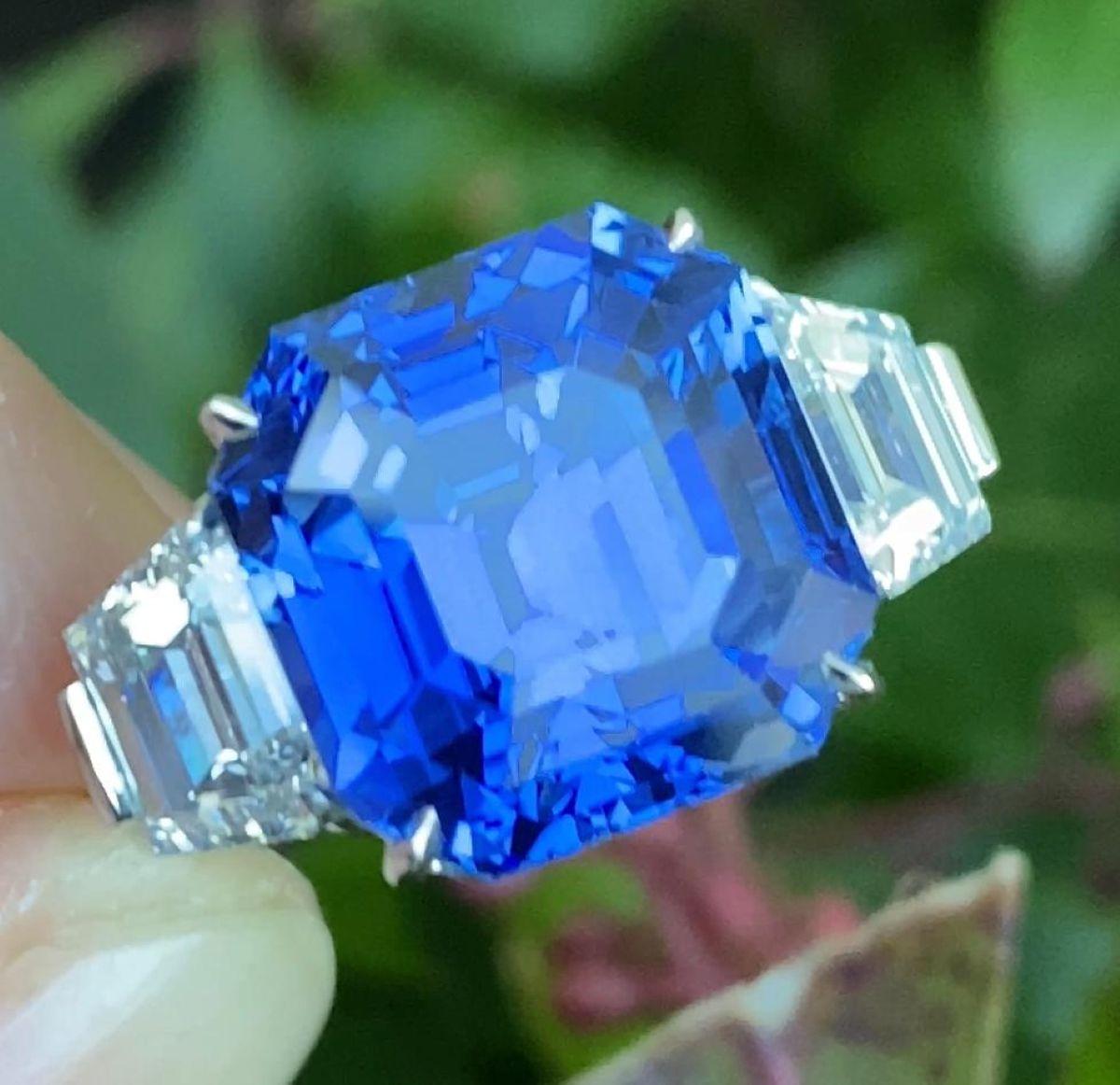 12.61 Carat Square Emerald Cut Blue Sapphire and Diamond Platinum Ring (bague en platine avec saphir bleu et diamant) Neuf - En vente à New York, NY