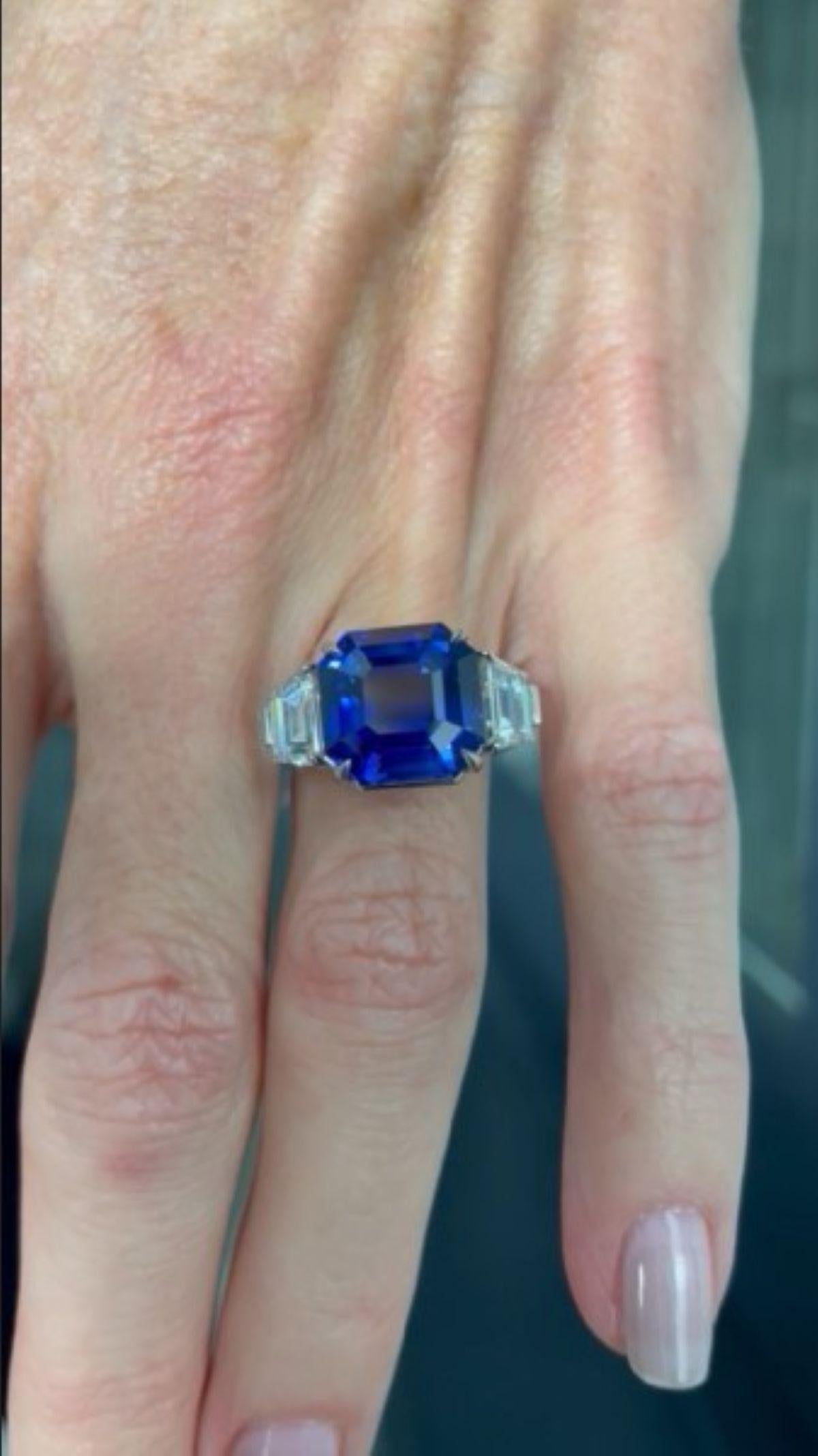 12.61 Carat Square Emerald Cut Blue Sapphire and Diamond Platinum Ring (bague en platine avec saphir bleu et diamant) Pour femmes en vente
