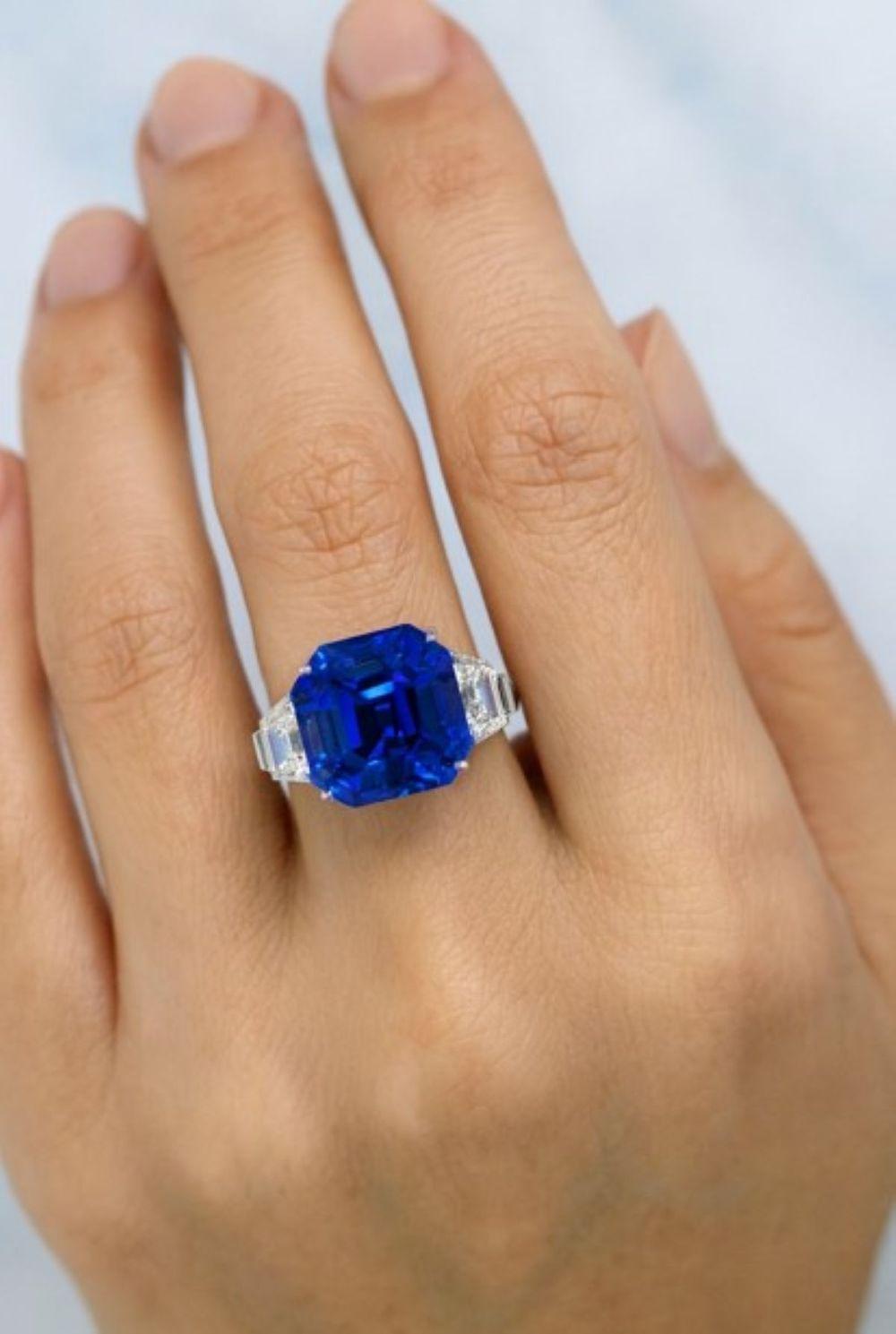 12.61 Carat Square Emerald Cut Blue Sapphire and Diamond Platinum Ring (bague en platine avec saphir bleu et diamant) en vente 1