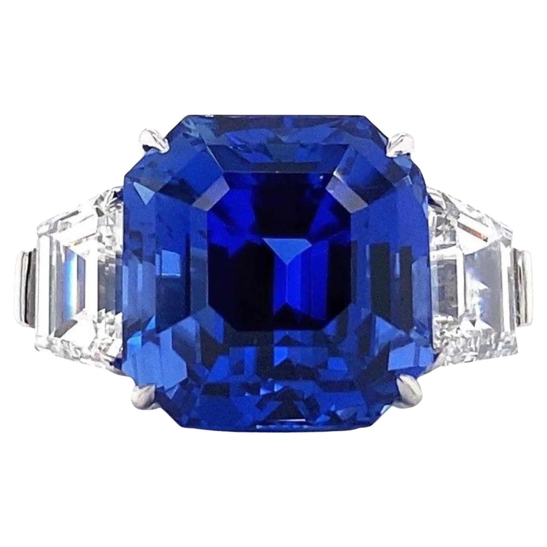 Platinring mit 12.61 Karat quadratischem blauem Saphir im Smaragdschliff und Diamanten