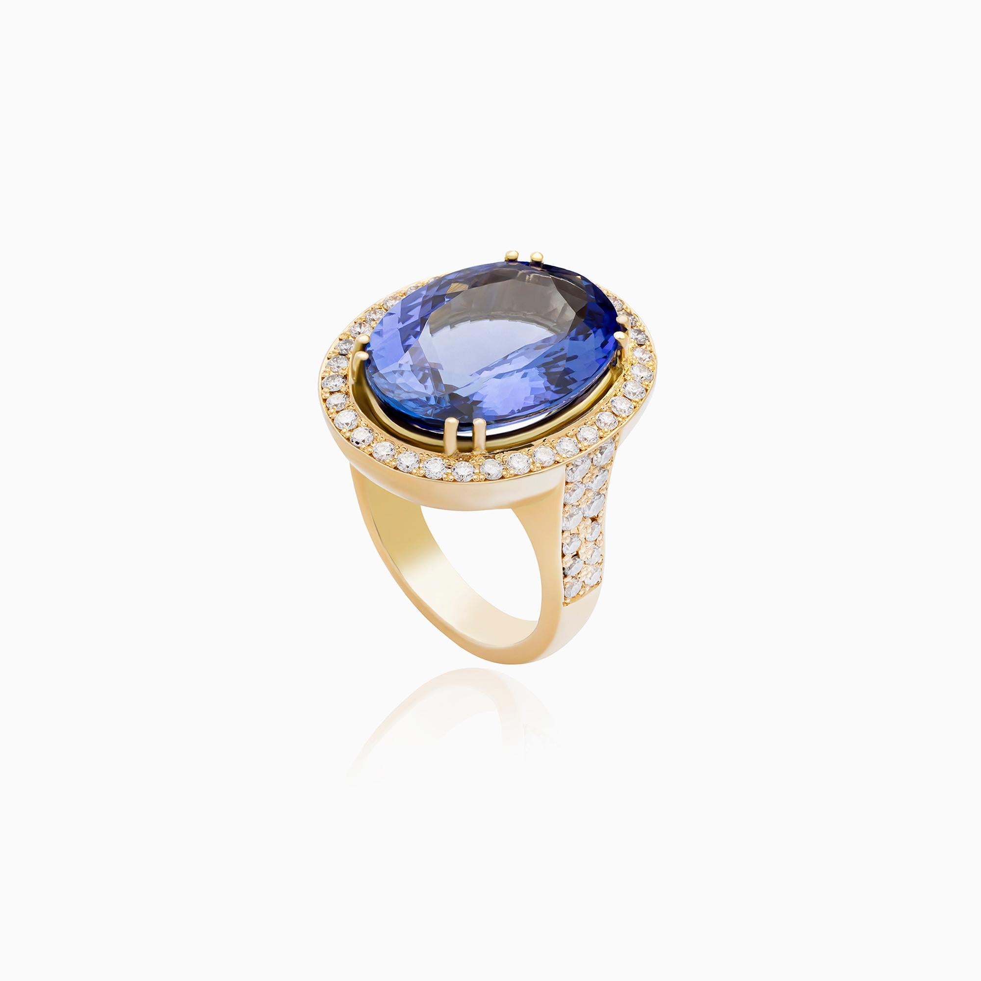 Bague en tanzanite, 12,62 carats, bague en diamant, 1,01 carats, or jaune 18 carats, design d'inspiration vintage. Cette remarquable bague est réalisée en or jaune 18 carats et présente une tanzanite naturelle de taille ovale pesant environ 12,62