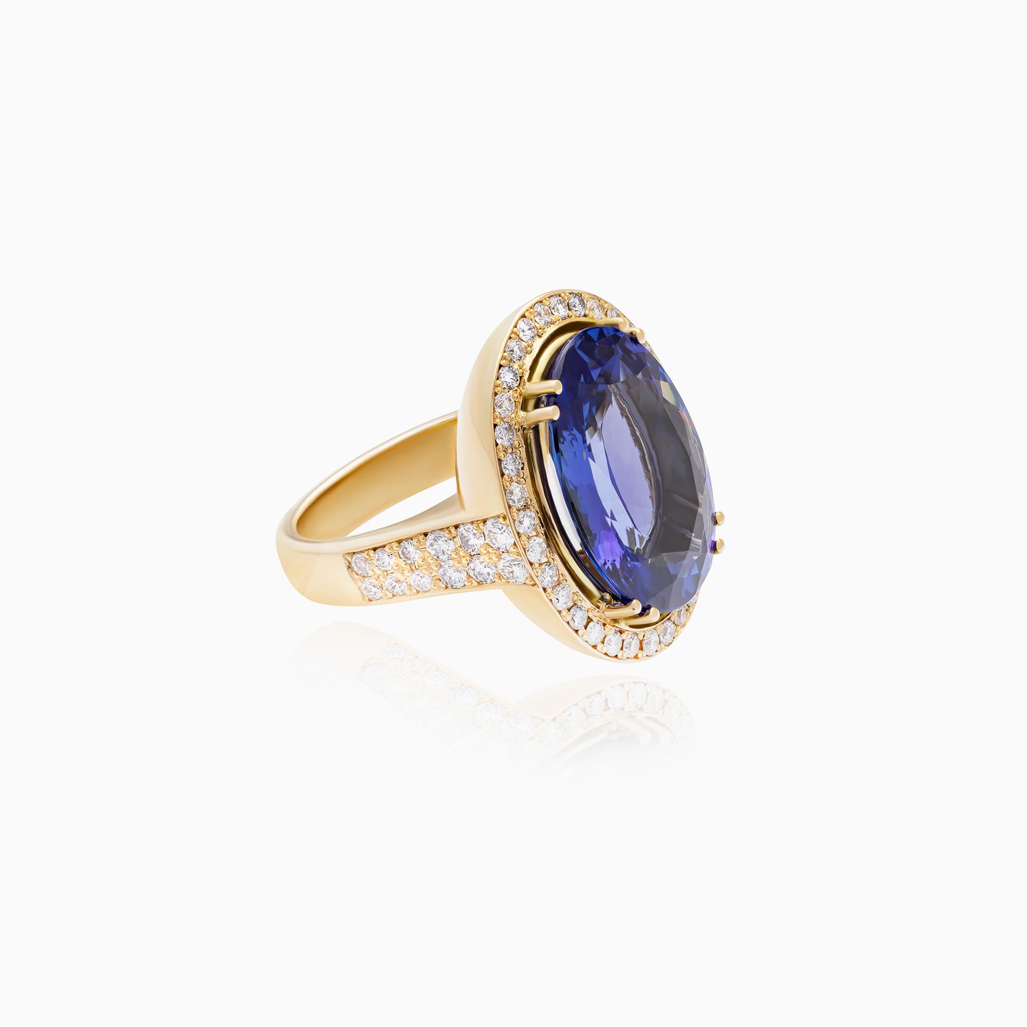 Taille ovale Bague en or jaune 18 carats Tanzanite 12,62 carats et diamant 1,01 carat en vente