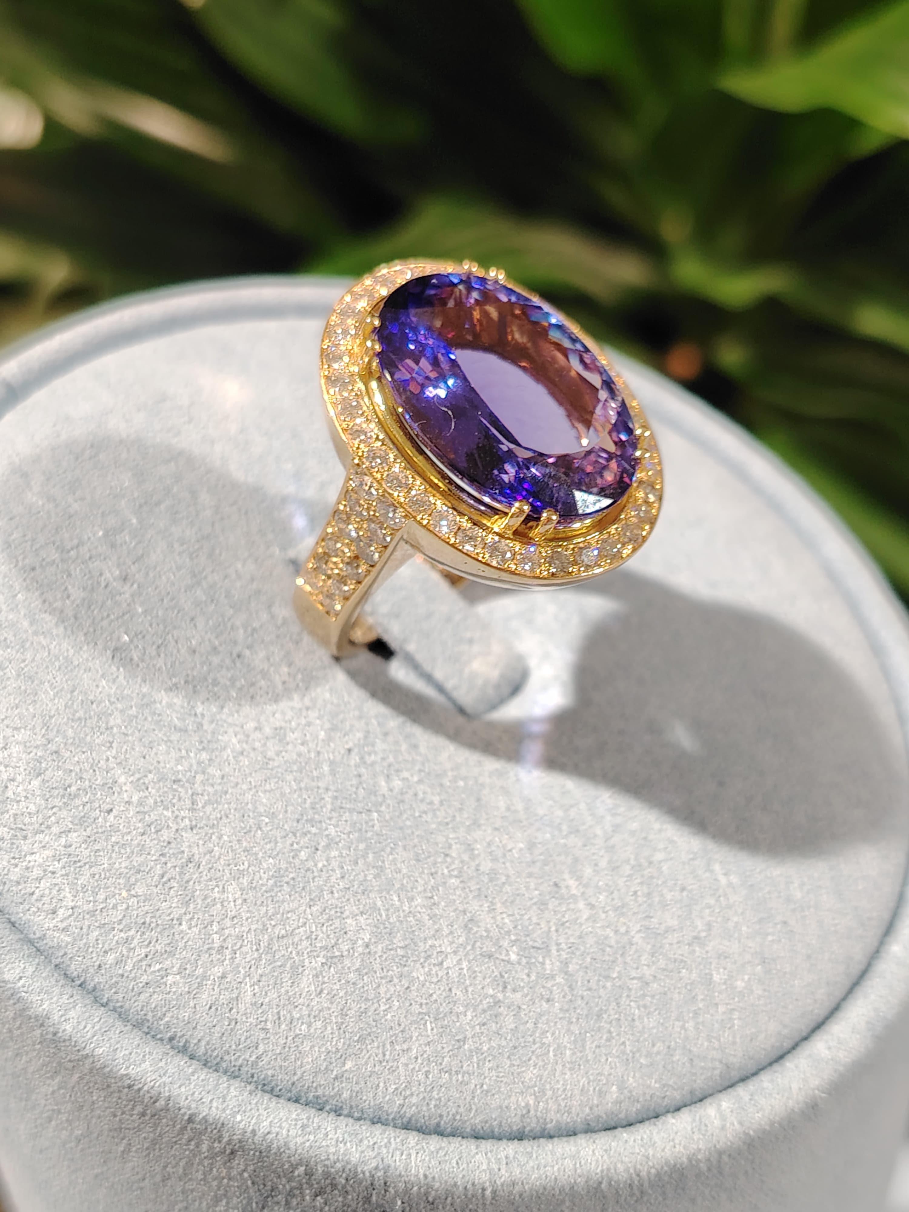 Bague en or jaune 18 carats Tanzanite 12,62 carats et diamant 1,01 carat Neuf - En vente à Warszawa, PL