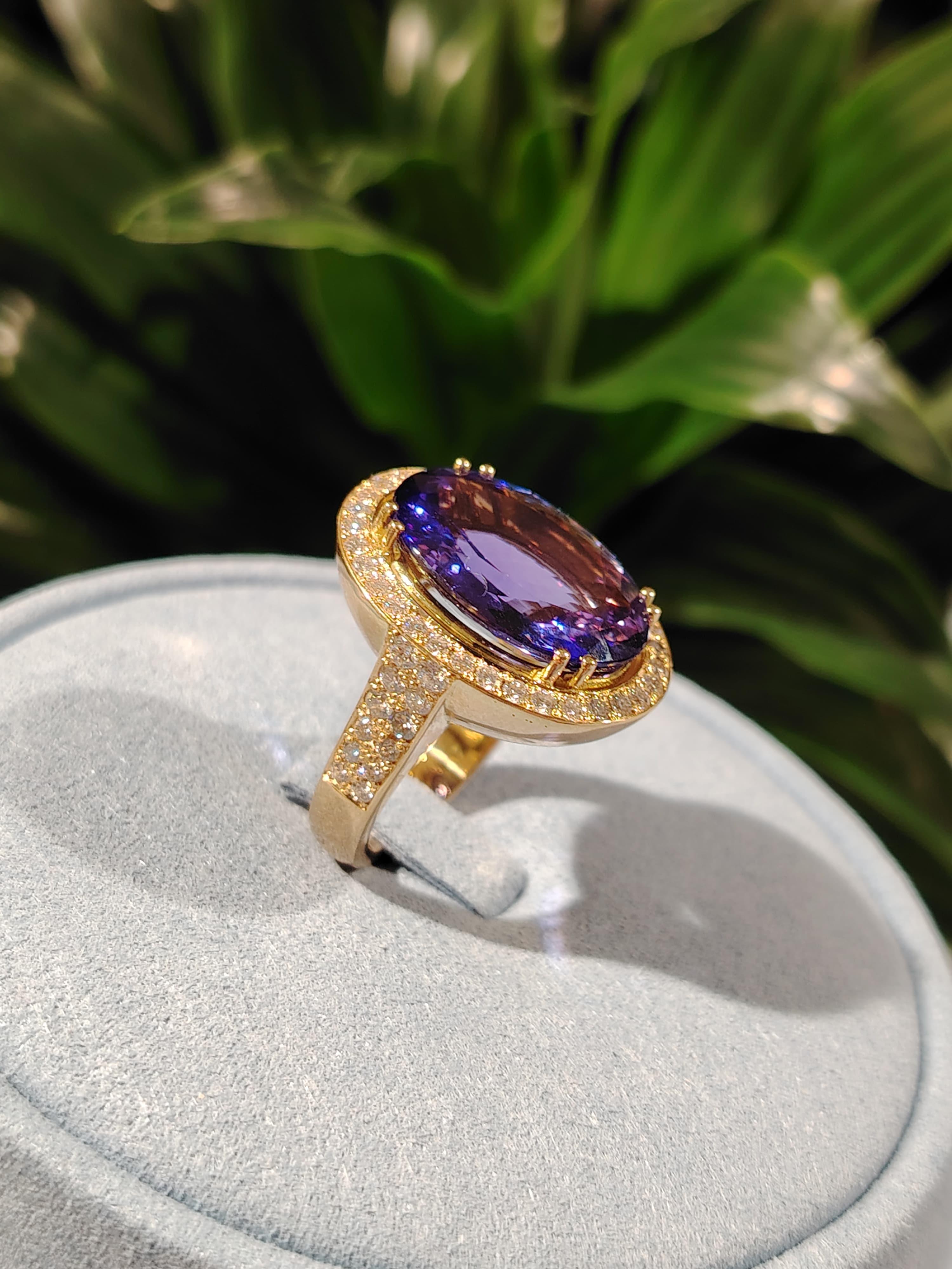 Bague en or jaune 18 carats Tanzanite 12,62 carats et diamant 1,01 carat Pour femmes en vente
