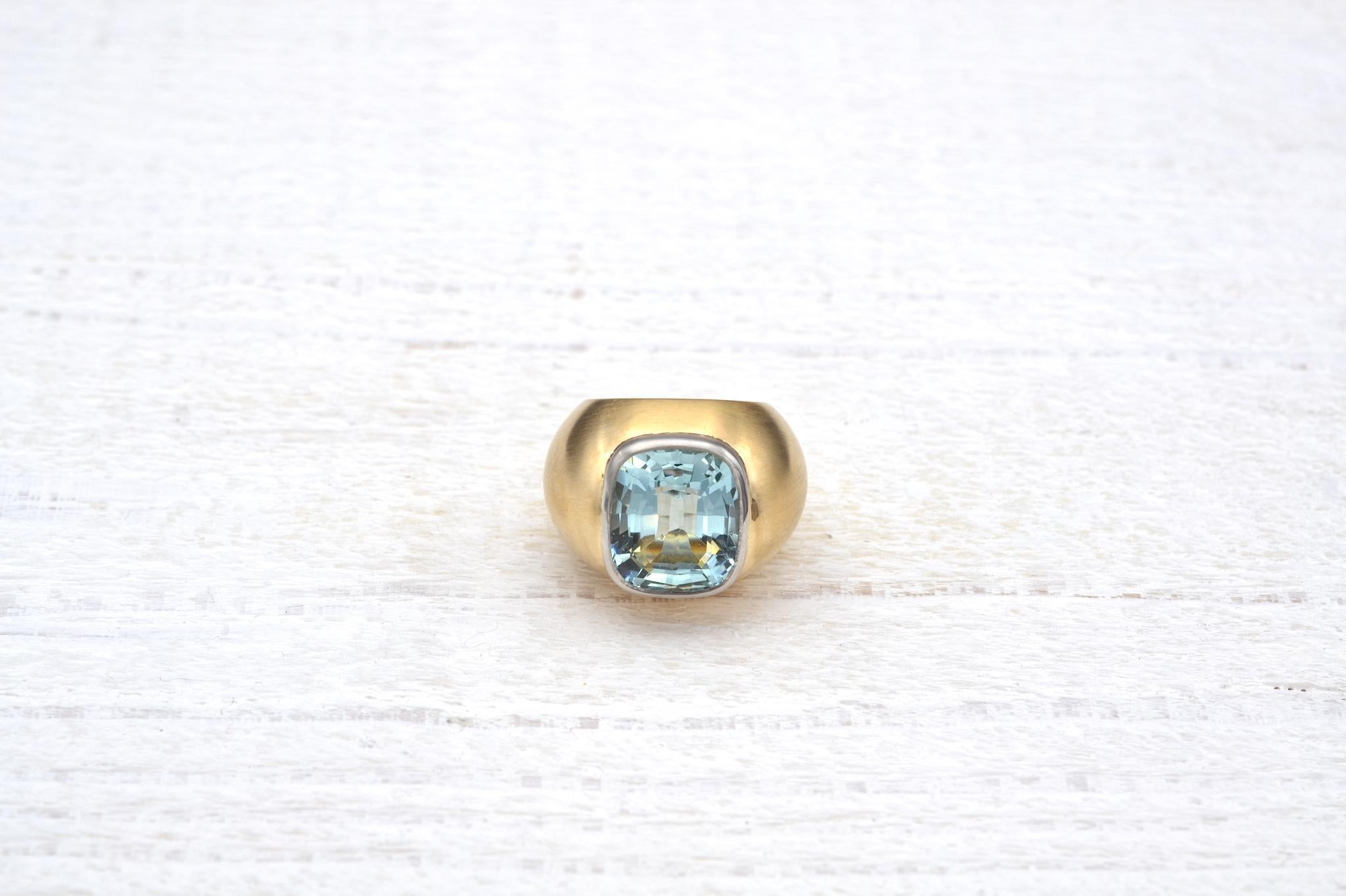 Stones: Natural aquamarine of 12.63 carats
Material: Brushed 18k yellow gold and platinum
Dimensions: 18 mm length on finger, 10 mm height
Weight: 30g
Size: 53 (free sizing)
Certificate
Ref. : 23764 / 23770