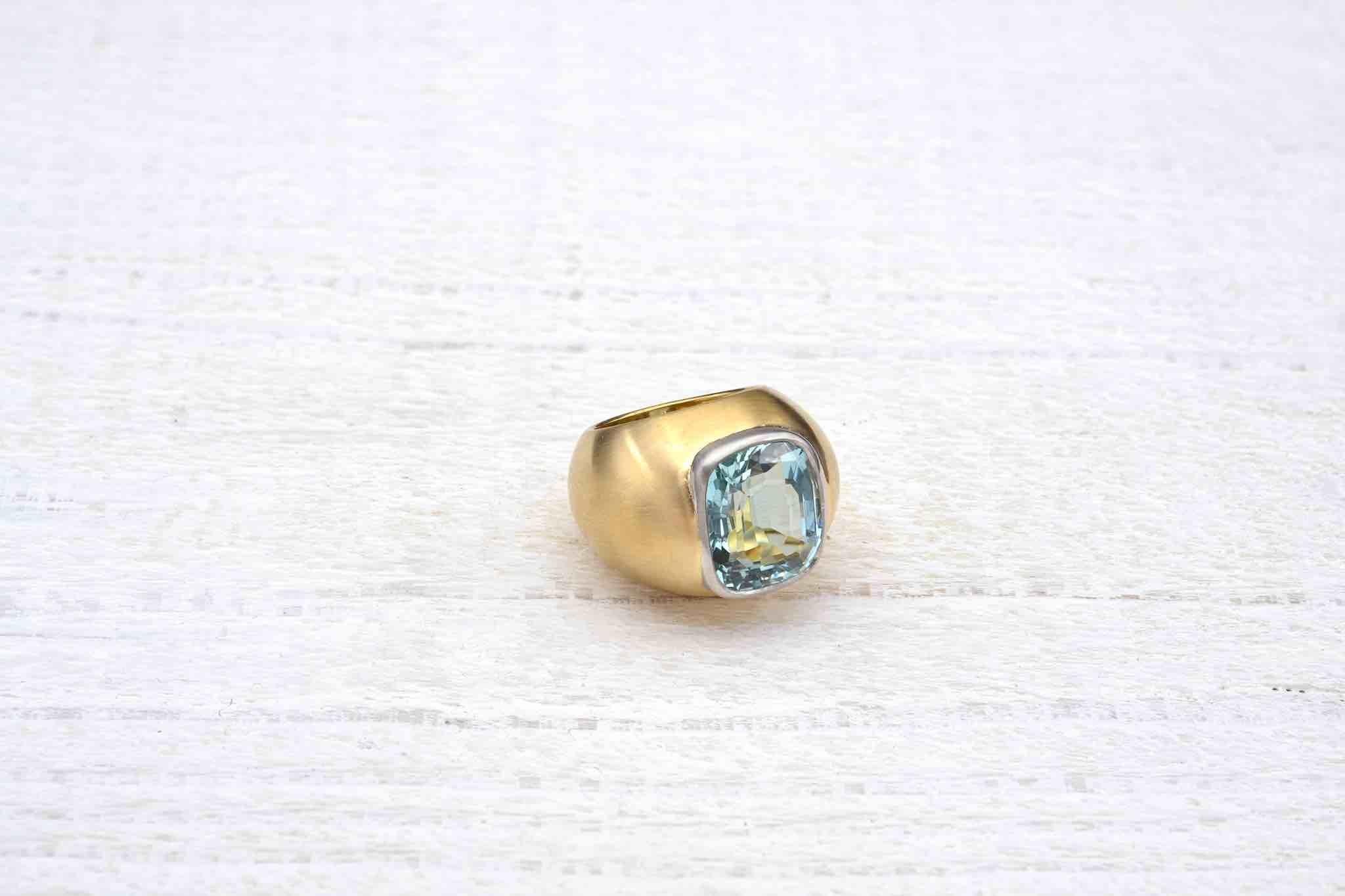 Round Cut 12.63 carats aquamarine ring in 18k gold and platinum For Sale
