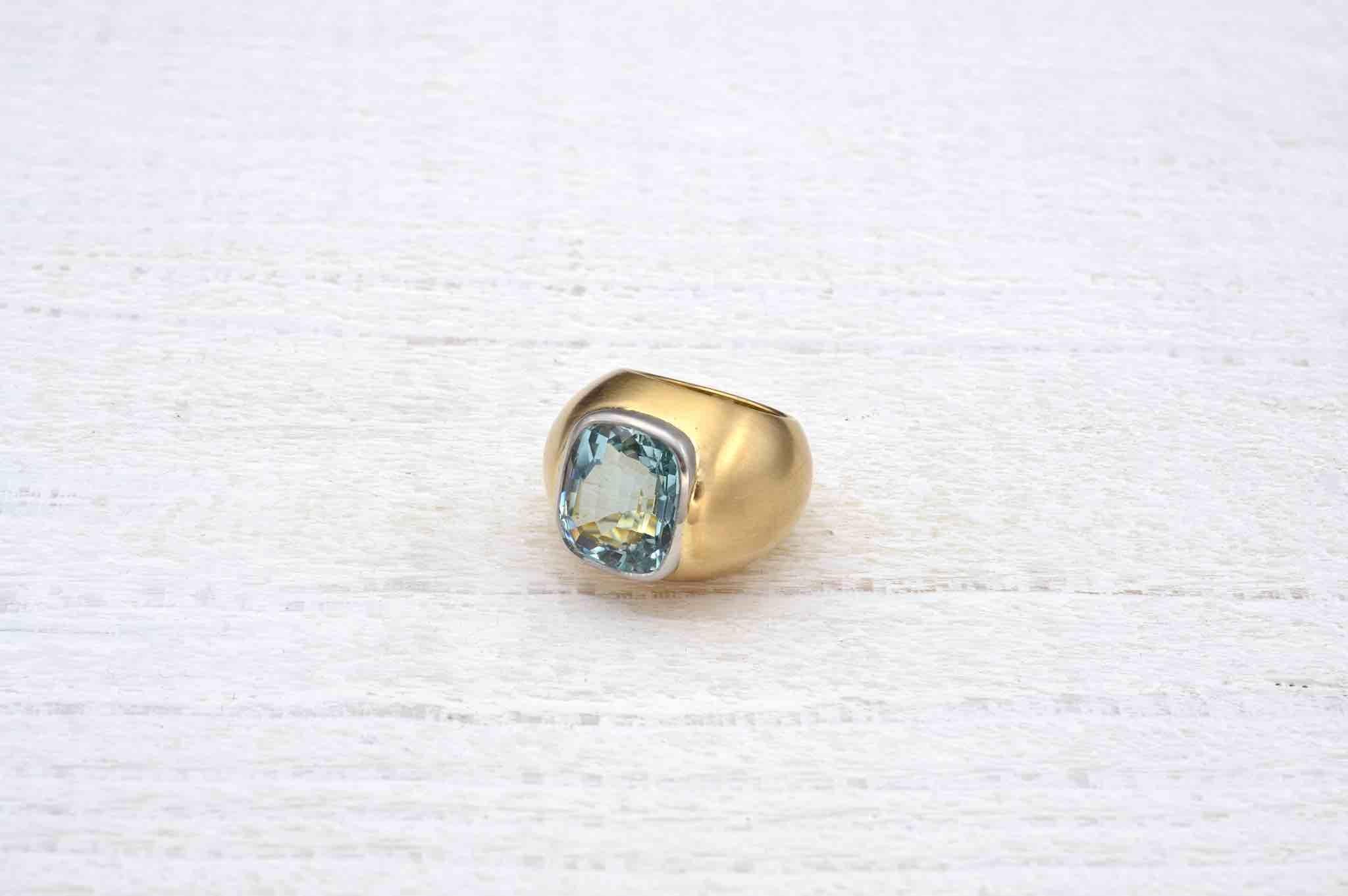 12.63 carats aquamarine ring in 18k gold and platinum In Good Condition For Sale In PARIS, FR