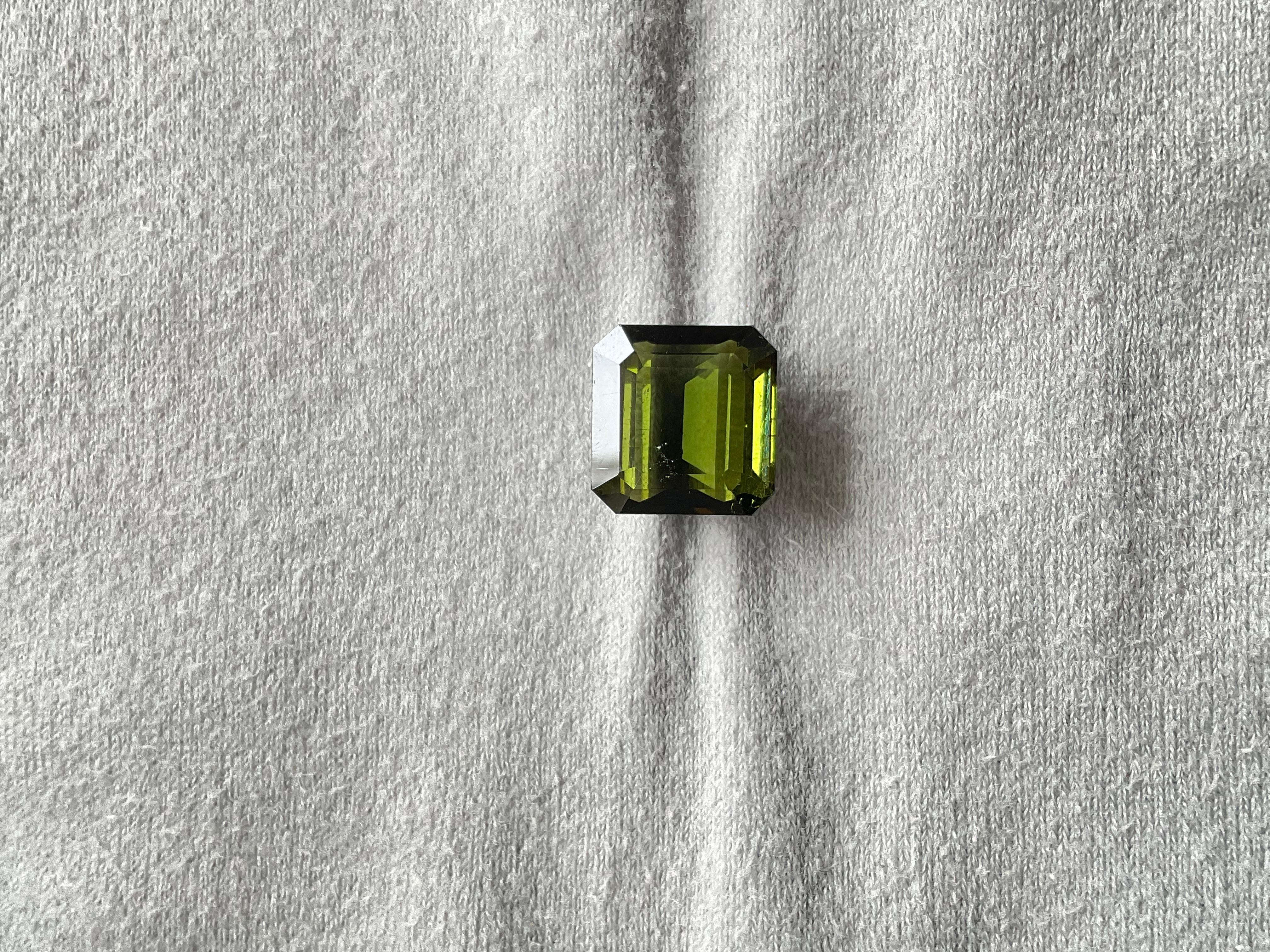 Art déco Pierre précieuse naturelle de tourmaline vert olive octogonale à facettes de 12.64 carats en vente