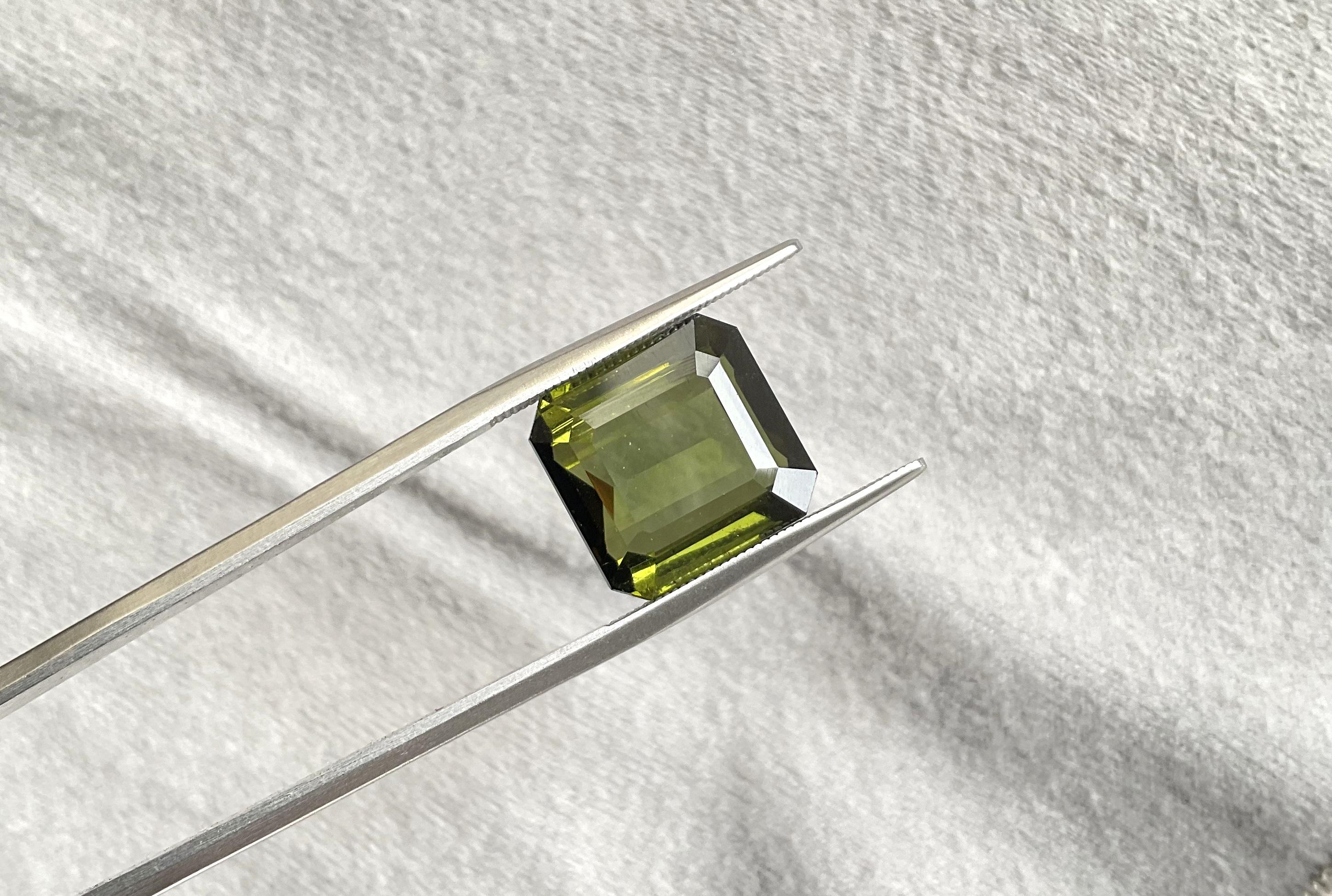 Taille octogone Pierre précieuse naturelle de tourmaline vert olive octogonale à facettes de 12.64 carats en vente