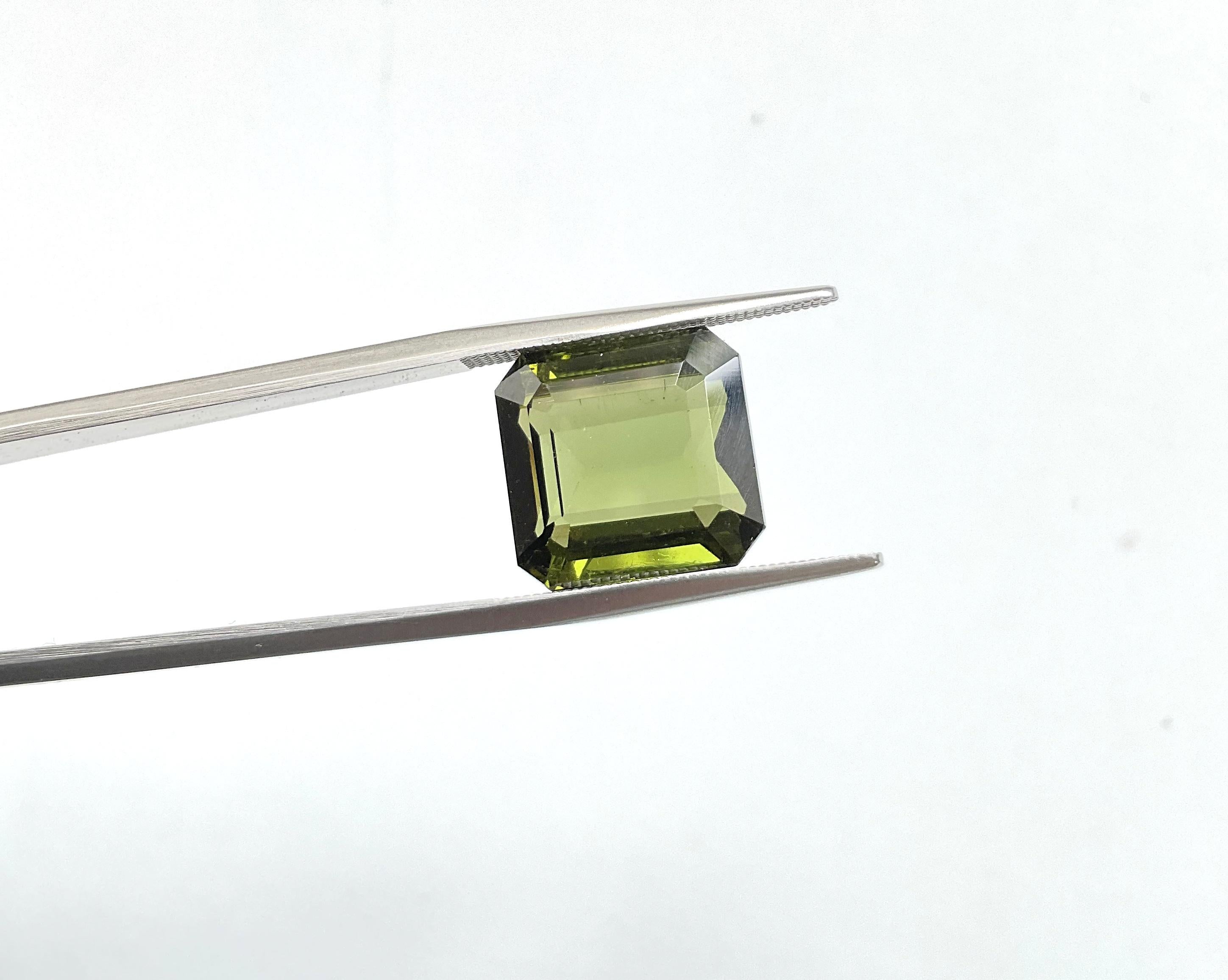 Pierre précieuse naturelle de tourmaline vert olive octogonale à facettes de 12.64 carats Unisexe en vente