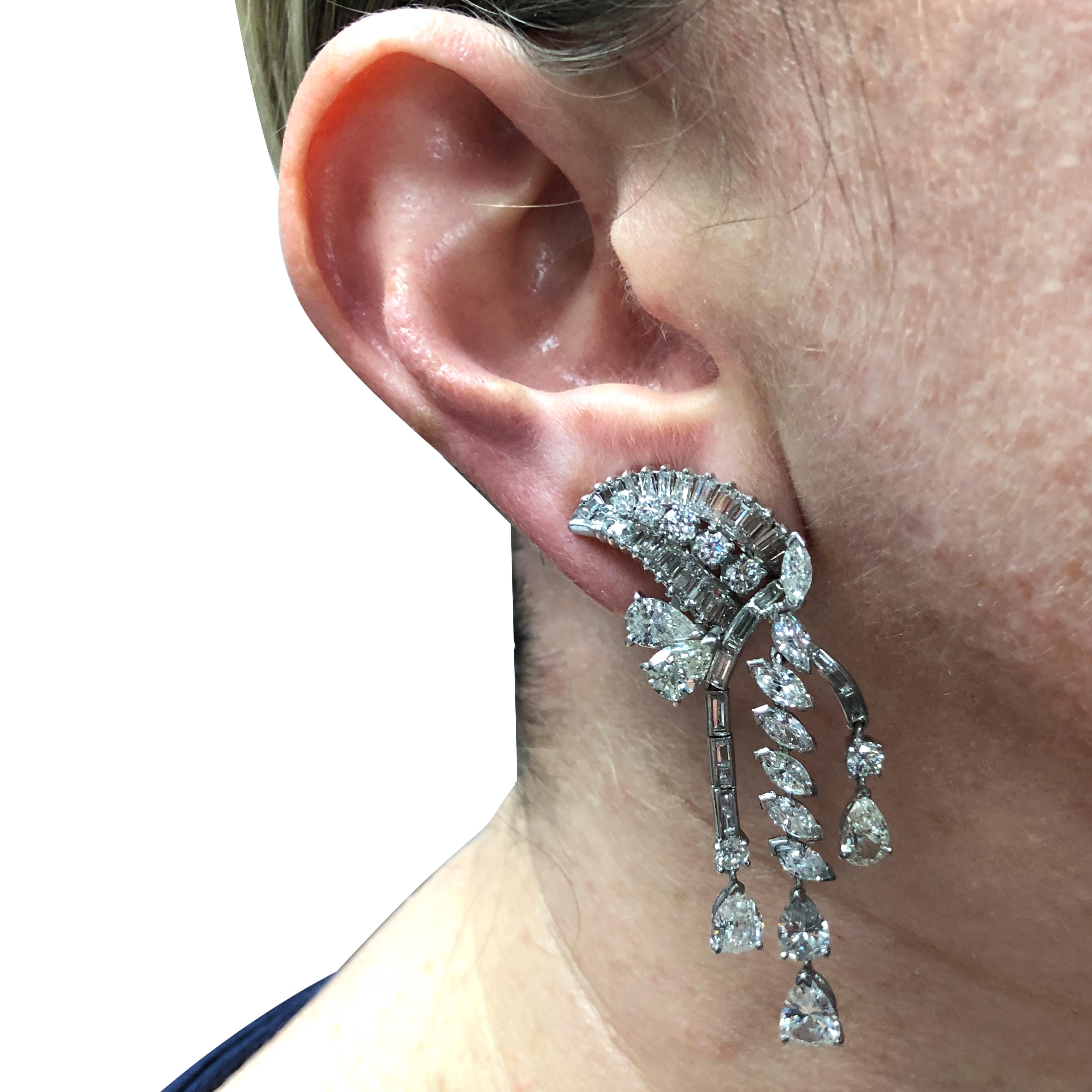 12.65 Carat Diamond Dangle Earrings (Moderne)