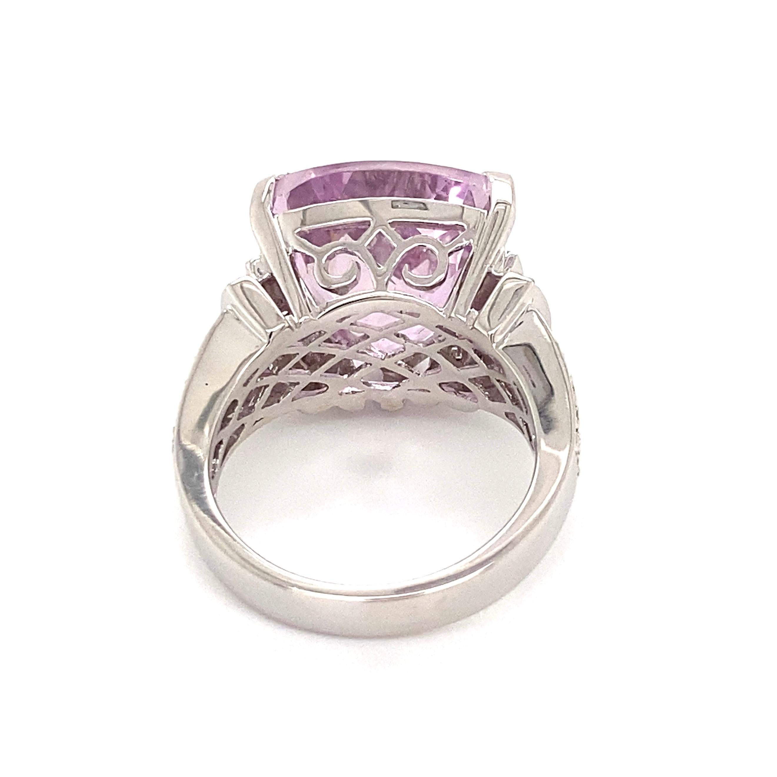 12.65 Carat Trillion Kunzite and Diamond Gold Cocktail Ring In Excellent Condition In Montreal, QC
