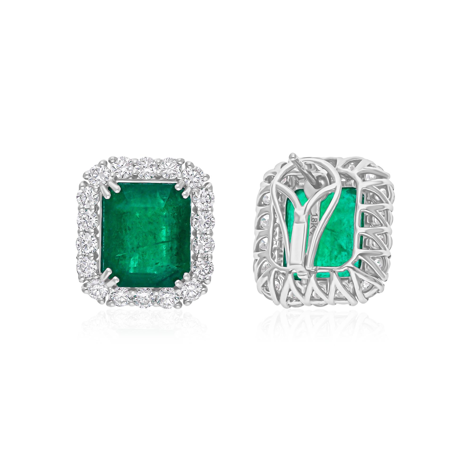Este anillo ha sido meticulosamente elaborado en oro de 18 quilates y engastado con una esmeralda de Zambia de 12,65 quilates y 2,53 quilates de brillantes diamantes.

El anillo es de la talla 7 y puede cambiarse a una talla mayor o menor si se