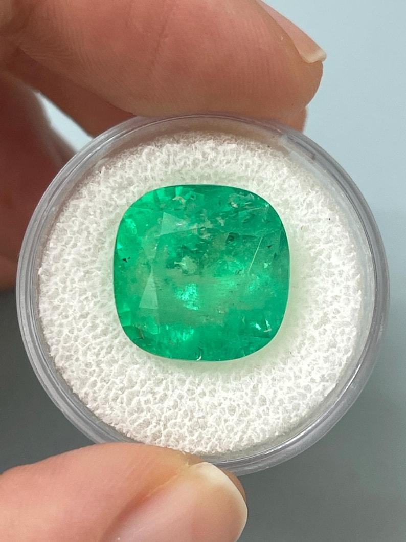Piedra: Esmeralda
Peso: 12,66 quilates
Forma: Corte de cojín
Claridad: Semitransparente
Lustre: Muy bueno
Color: Verde amarillento medio
Medidas: 13,82 mm x 13,83 mm x 11,36 mm
Origen geográfico: Colombia
Tratamiento: Natural, Aceite con
