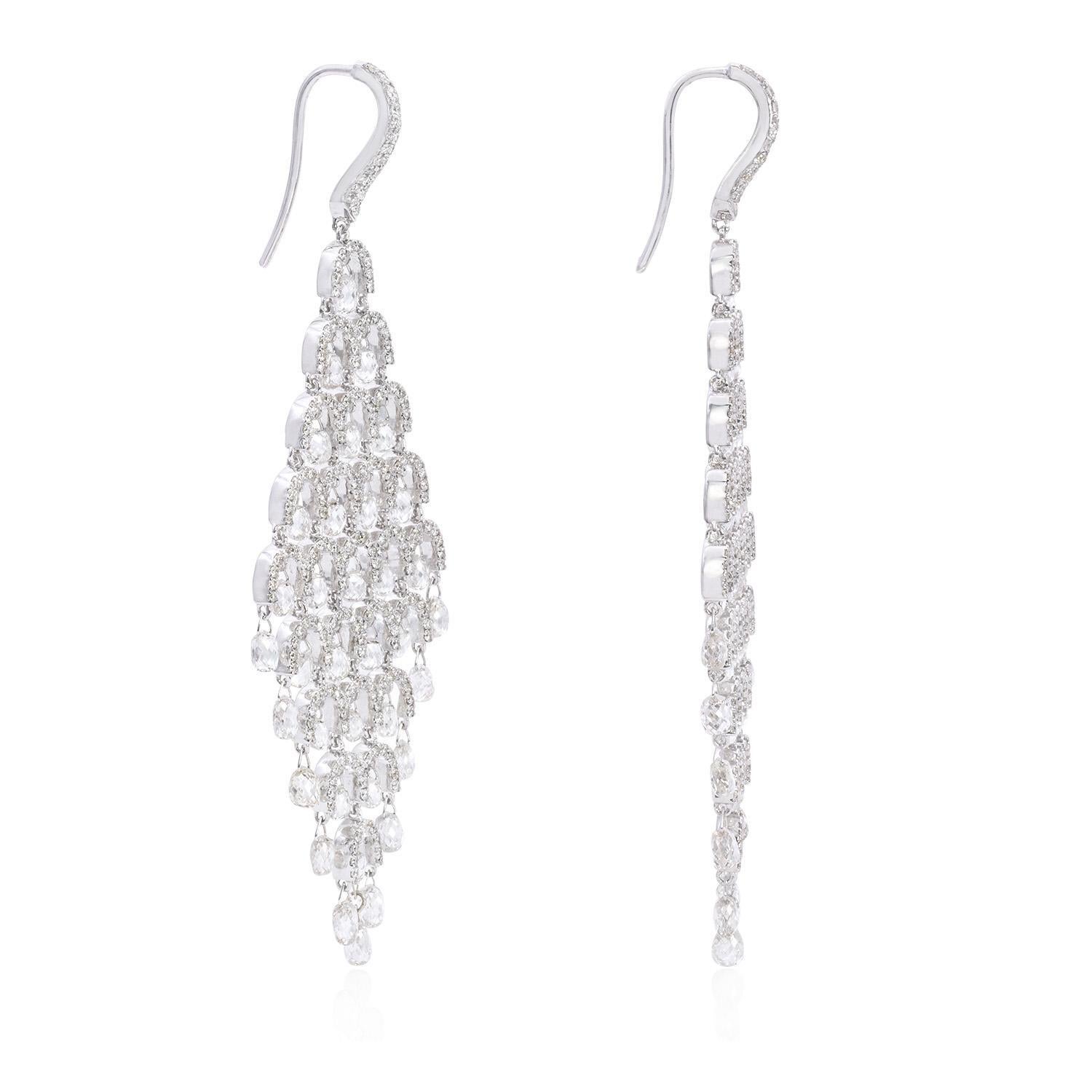 Eleva il tuo stile natalizio con il nostro Briolette Drop Earring Christmas Tree, un accessorio festoso e incantevole che incarna lo spirito della stagione. Questi squisiti orecchini presentano un totale di 12,67 carati di gemme con taglio