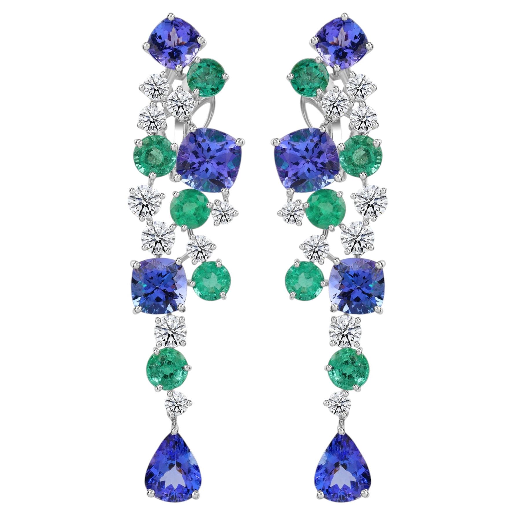 Orecchini pendenti con tanzanite da 12,67 ct, smeraldo da 5,45 ct e diamanti da 2,89 ct, in oro bianco 18 carati