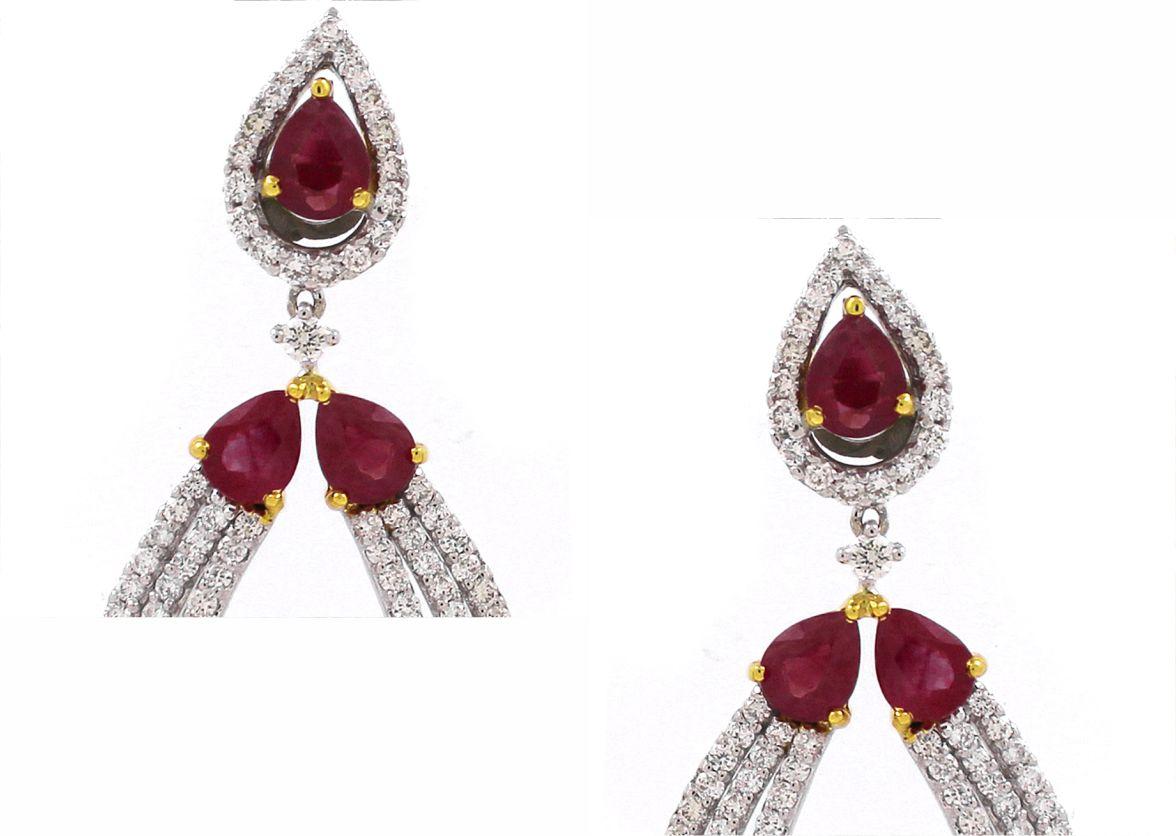 Ti presentiamo i nostri squisiti orecchini Chandelier, una fusione perfetta di eleganza moderna e fascino tradizionale. Questi splendidi orecchini sono stati progettati per essere il pezzo forte per qualsiasi festa o occasione speciale. Con 32