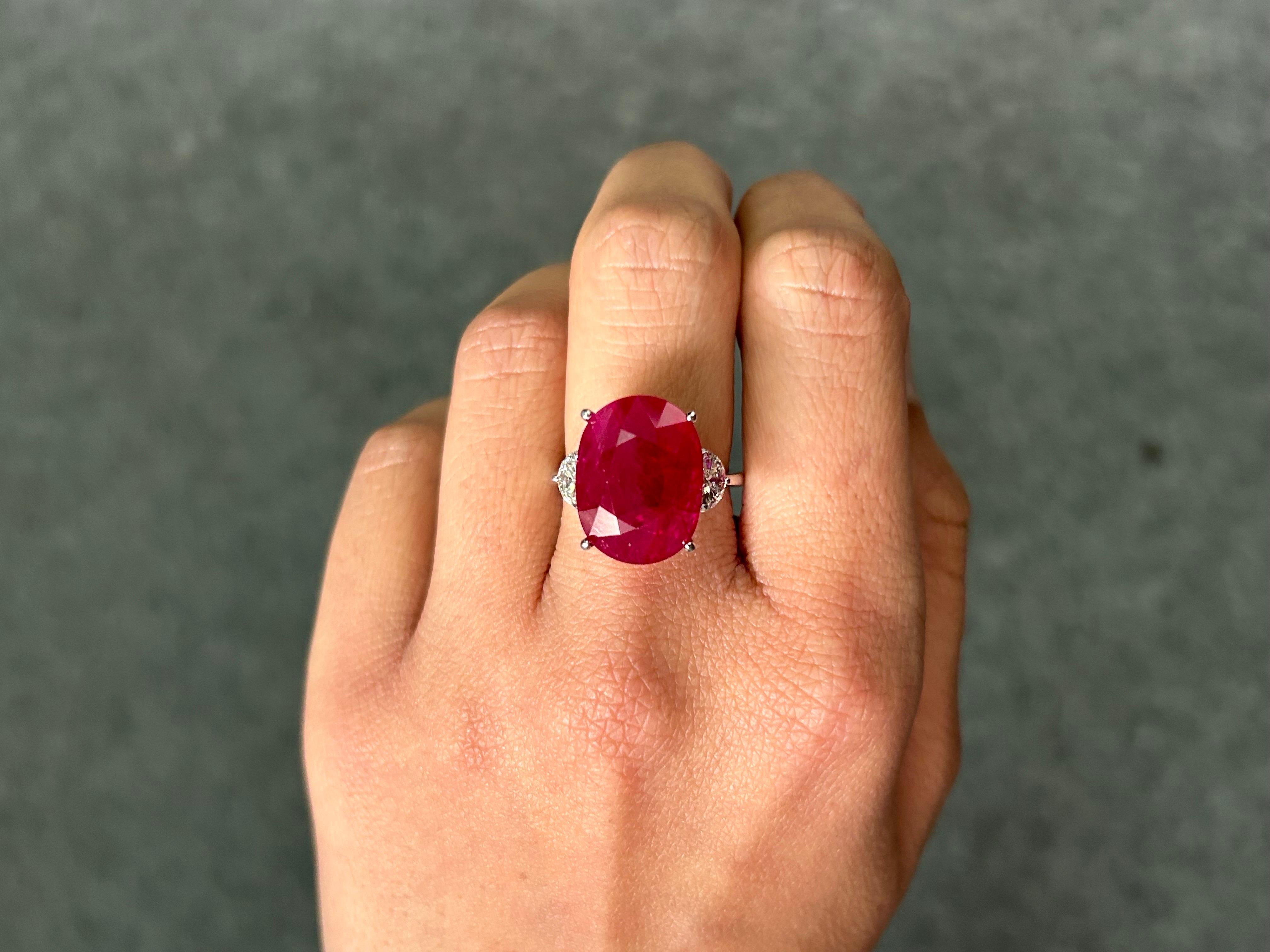 Moderne 12.68 Carat Burma Ruby Three Stone Engagement Ring (bague de fiançailles à trois pierres) en vente