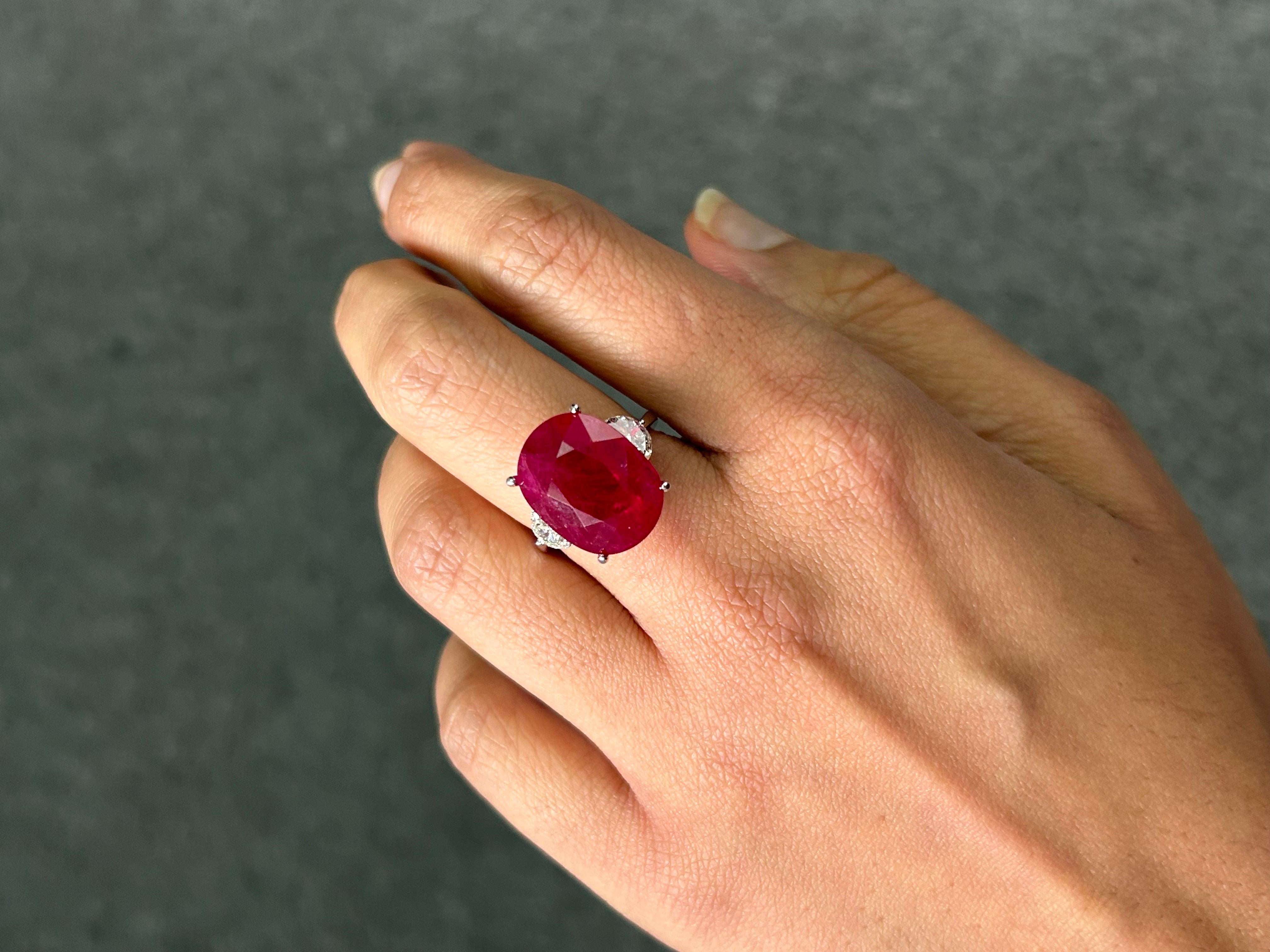 Taille ovale 12.68 Carat Burma Ruby Three Stone Engagement Ring (bague de fiançailles à trois pierres) en vente