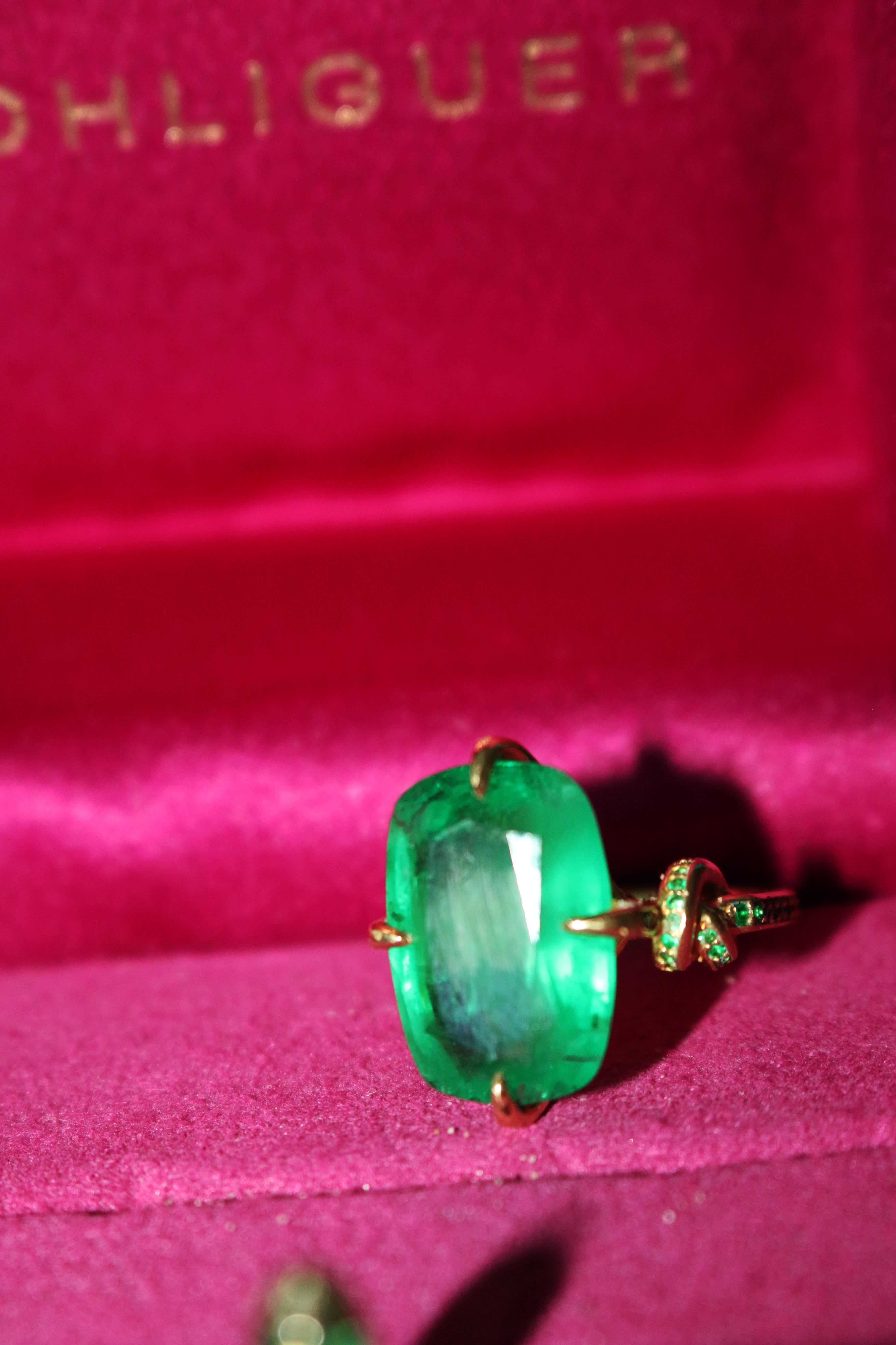 12.68ct Cushion Cut Emerald Forget Me Knot ring in 18ct yellow gold In New Condition For Sale In Brisbane, AU