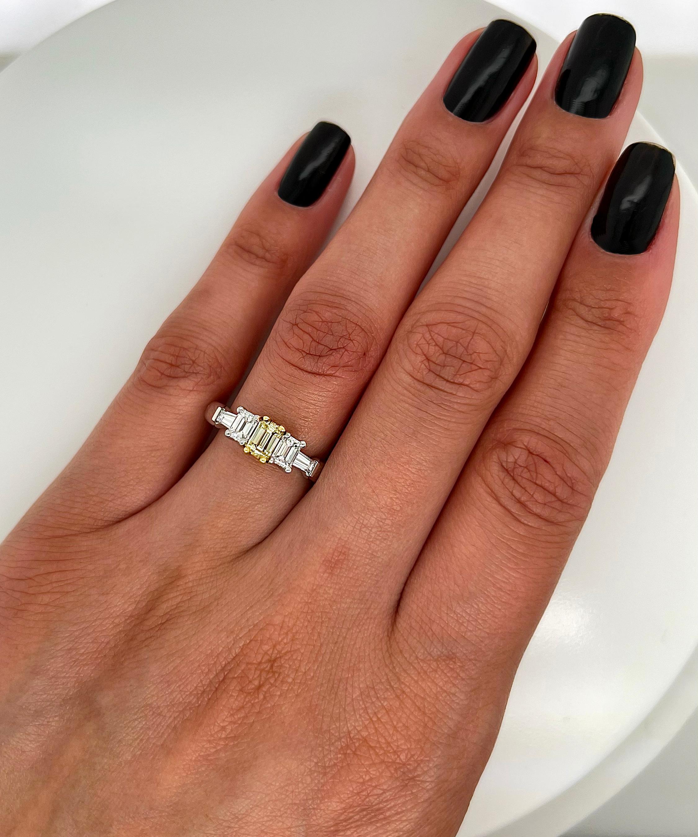 Bague de fiançailles pour femme avec diamant jaune fantaisie de 1,26 carat au total Neuf - En vente à New York, NY