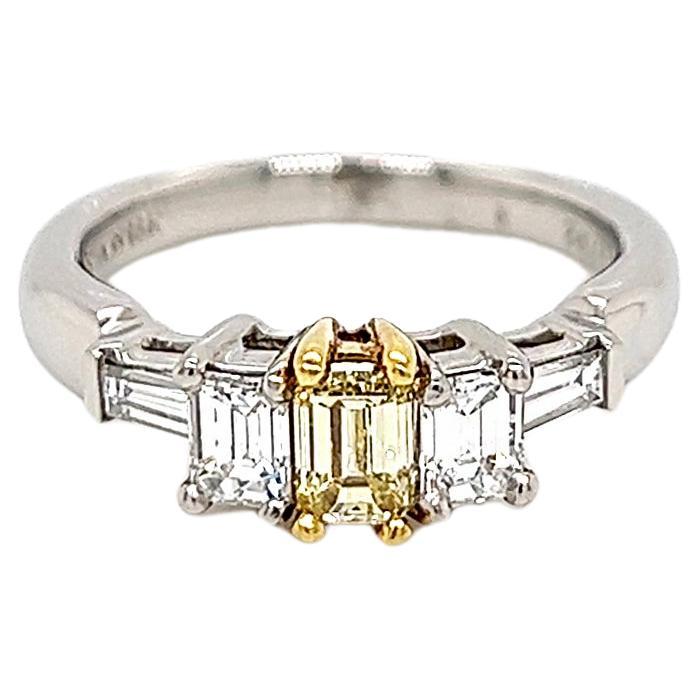 Bague de fiançailles pour femme avec diamant jaune fantaisie de 1,26 carat au total en vente