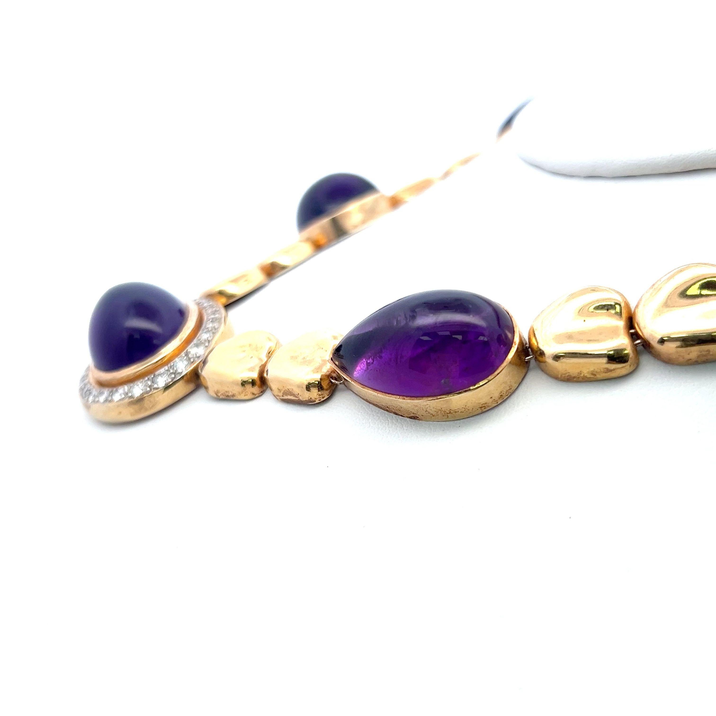 Titre :
Ce magnifique collier de pierres précieuses vintage met en valeur cinq cabochons d'améthyste richement saturés totalisant un extraordinaire 126 carats. Chaque améthyste présente une teinte violette profonde et veloutée et est élégamment
