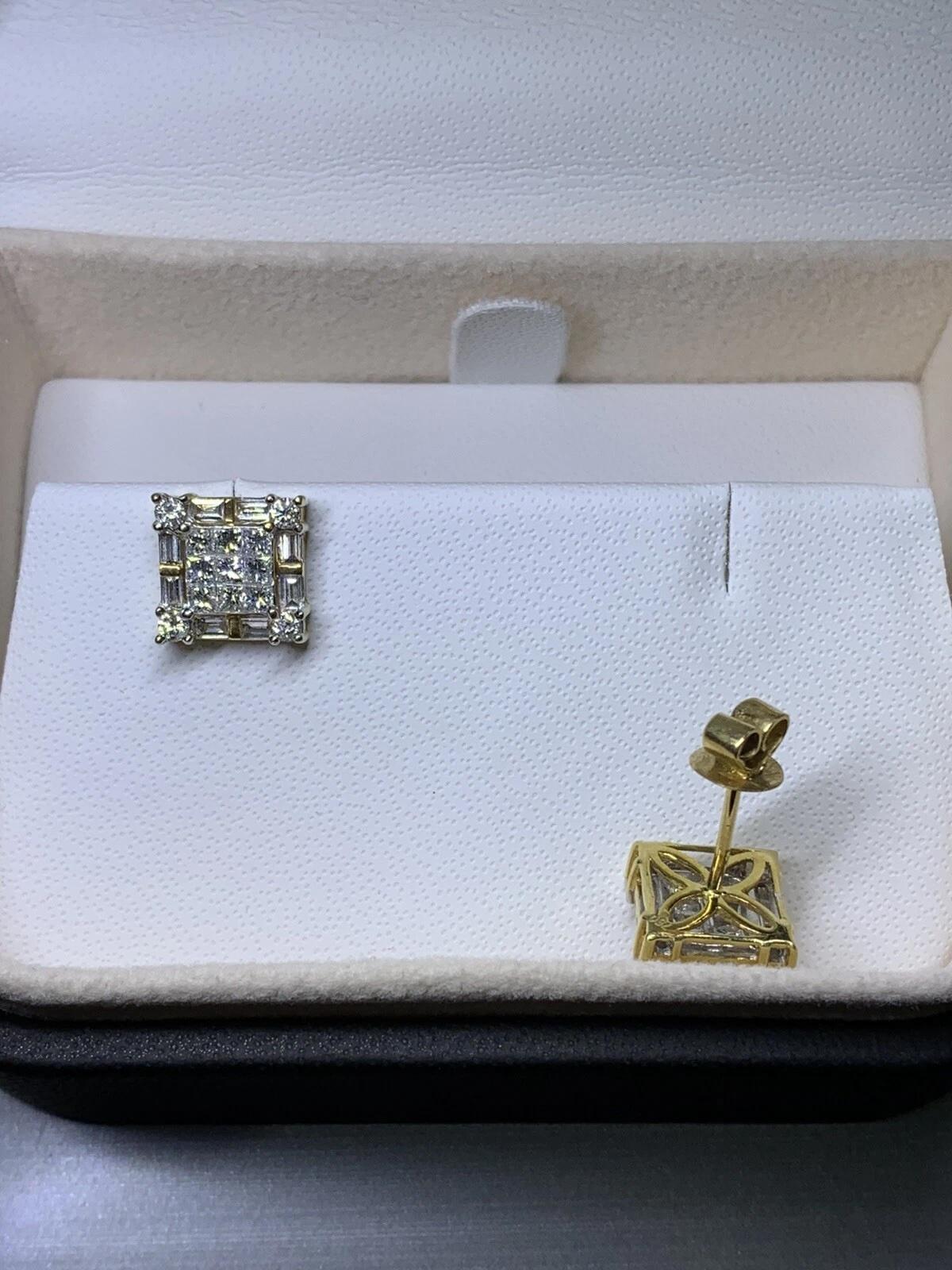 1.26ct Baguette Princess Round Diamond Stud Earrings 18ct Yellow Gold
Beautiful square shape earrings.
Hallmarked

Diamonds F colour VS1 clarity. 

Box and valuation included.