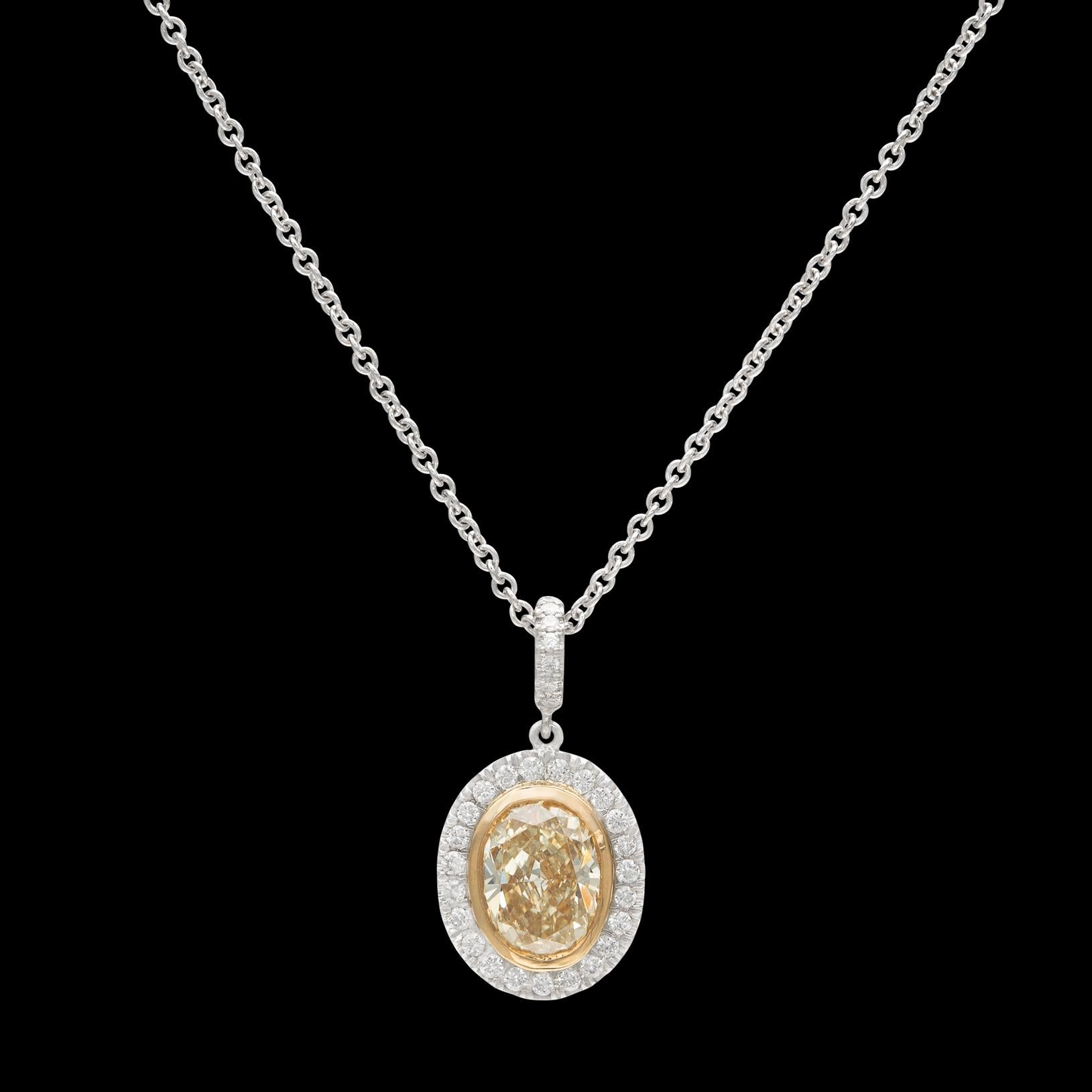 Zeitlose Schönheit! Im Mittelpunkt des Platinanhängers steht ein ovaler gelber Diamant von 1,26 Karat mit außergewöhnlicher VVS2-Reinheit, der für zusätzliche Schönheit in 18 Karat Gelbgold eingefasst ist und von runden Diamanten im Brillantschliff
