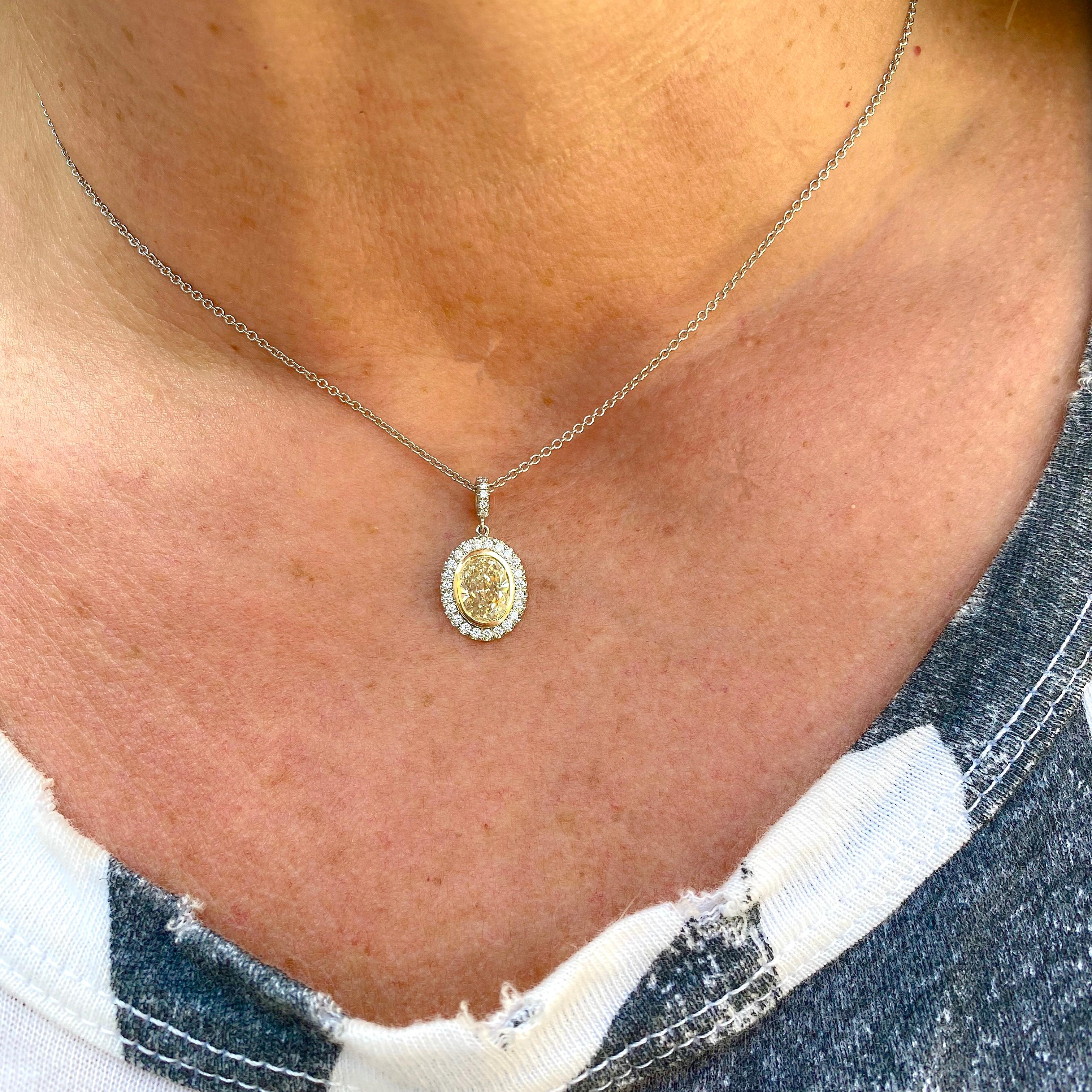 1,26 Karat natürlicher gelber ovaler Diamant-Anhänger Halskette (Ovalschliff)