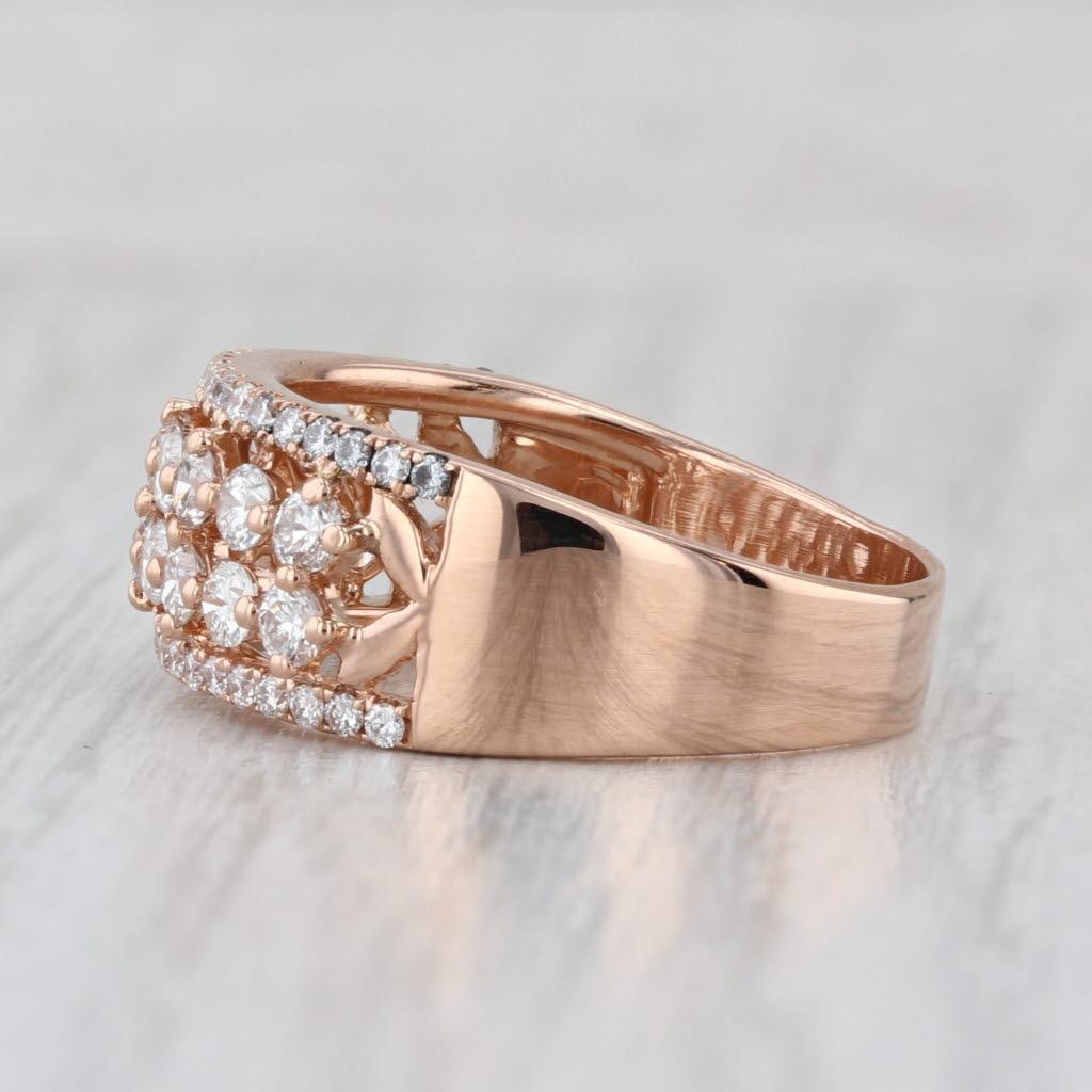 Informazioni sulla gemma:
- Diamanti naturali -
Carati totali - 1,26ctw
Taglio - Brillante rotondo
Colore - G - I
Chiarezza - SI1 - SI2

Metallo: Oro rosa 18k
Peso: 6,2 grammi 
Francobolli: 750
Altezza della faccia: 8.7 mm 
Altezza sopra il dito: