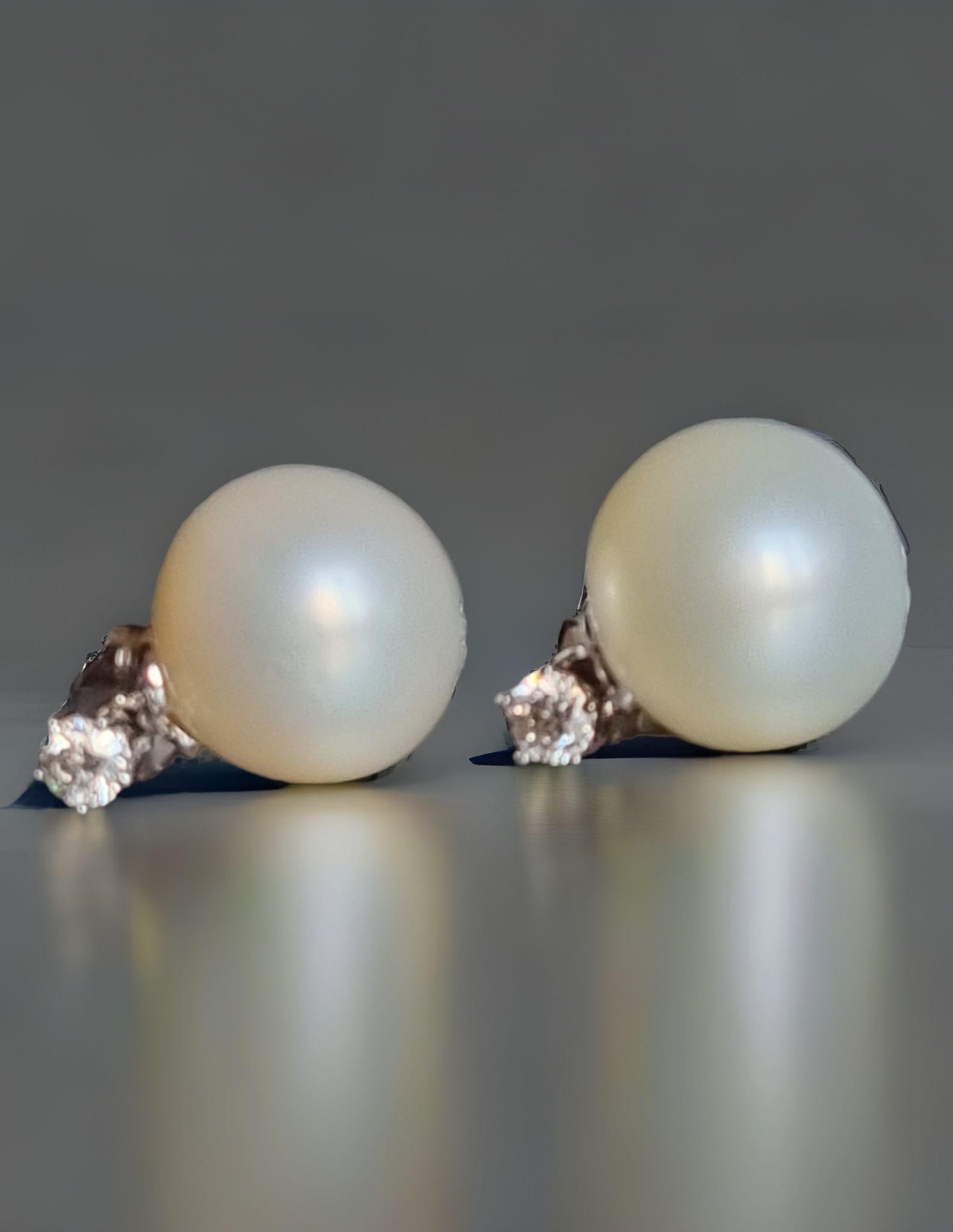 12.6MM South Sea Pearl and Diamond Stud Earrings In Good Condition For Sale In OVIEDO, AS