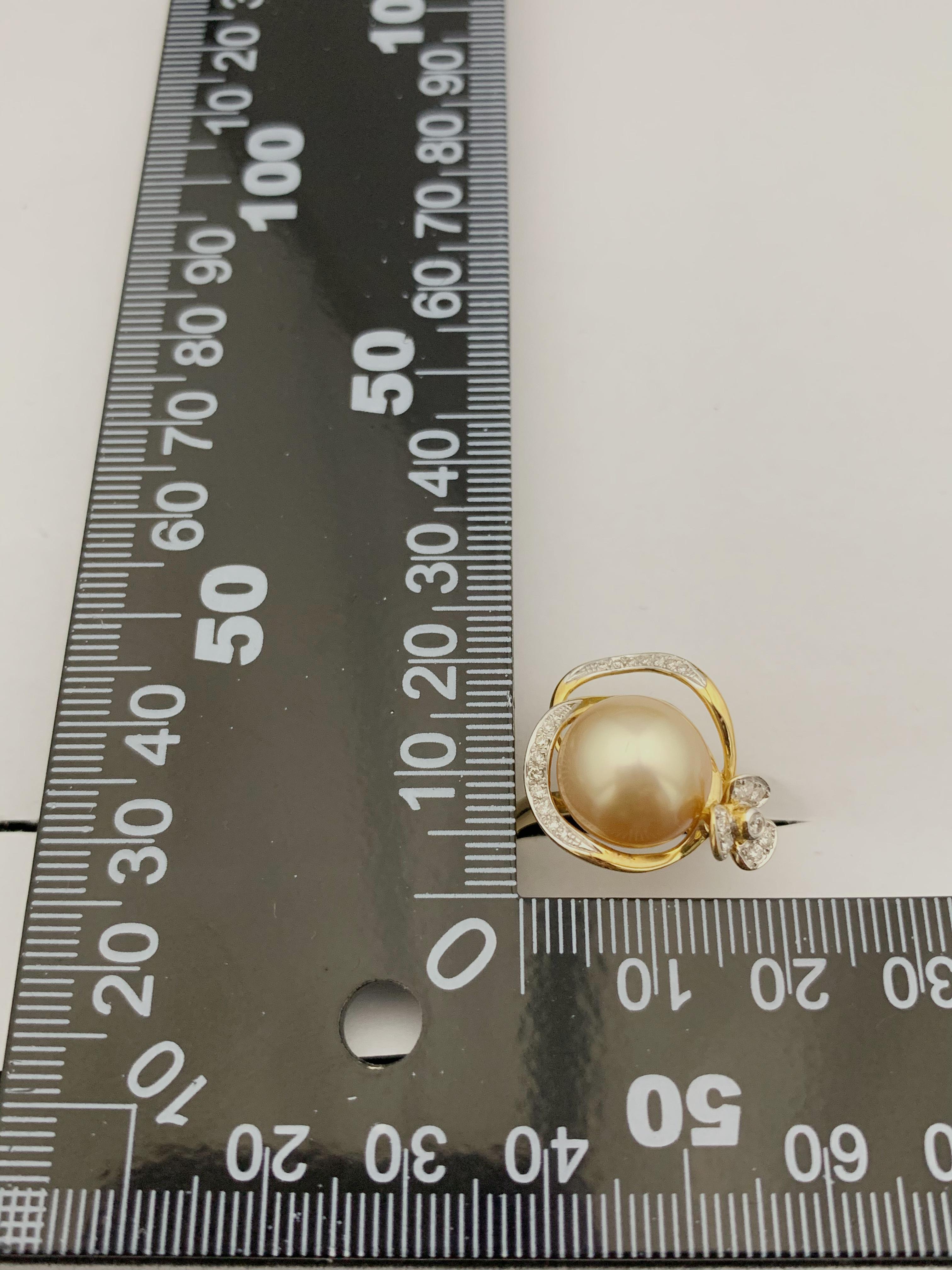 Cette élégante bague est ornée d'une superbe perle dorée des mers du Sud de 12,6 mm, connue pour son éclat exceptionnel et sa teinte riche et chaude. La perle est magnifiquement rehaussée par 0,18 carats de diamants étincelants, méticuleusement