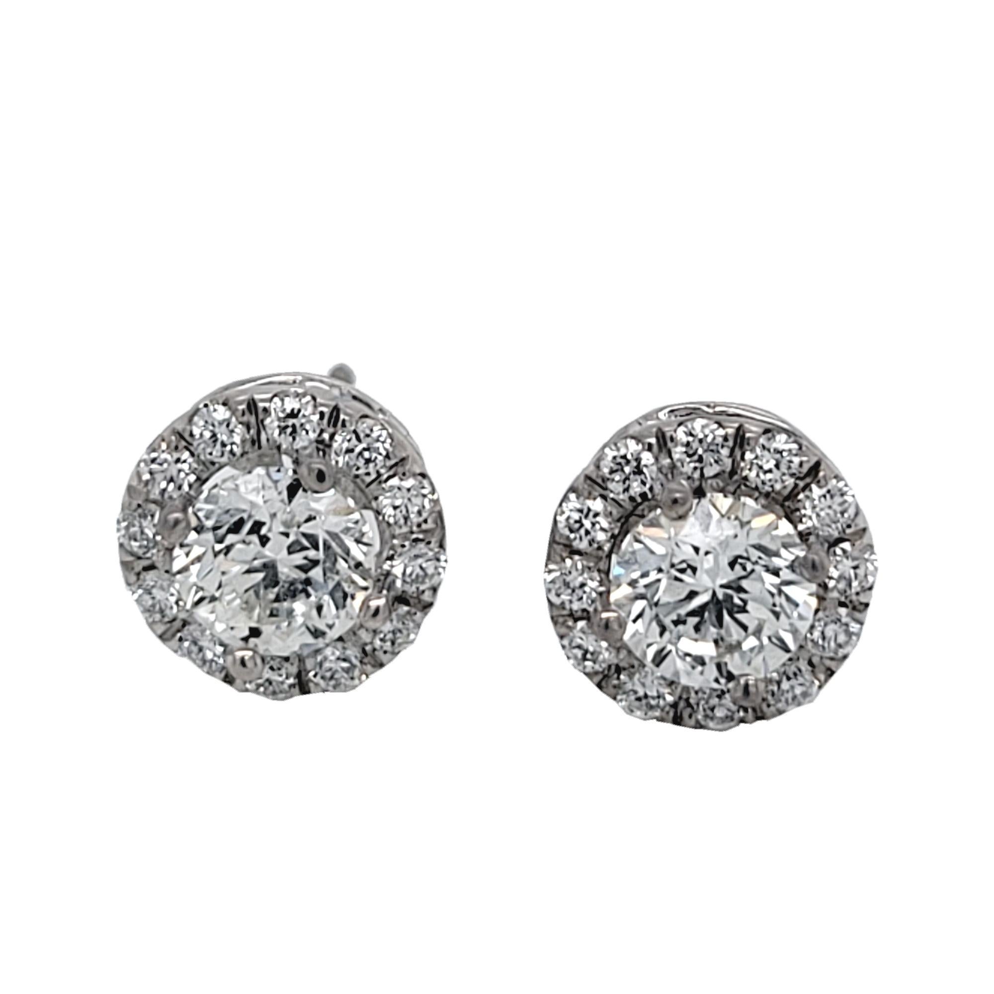 Contemporain Clous d'oreilles en diamants ronds 14 carats de 1,27 carat avec halo en vente
