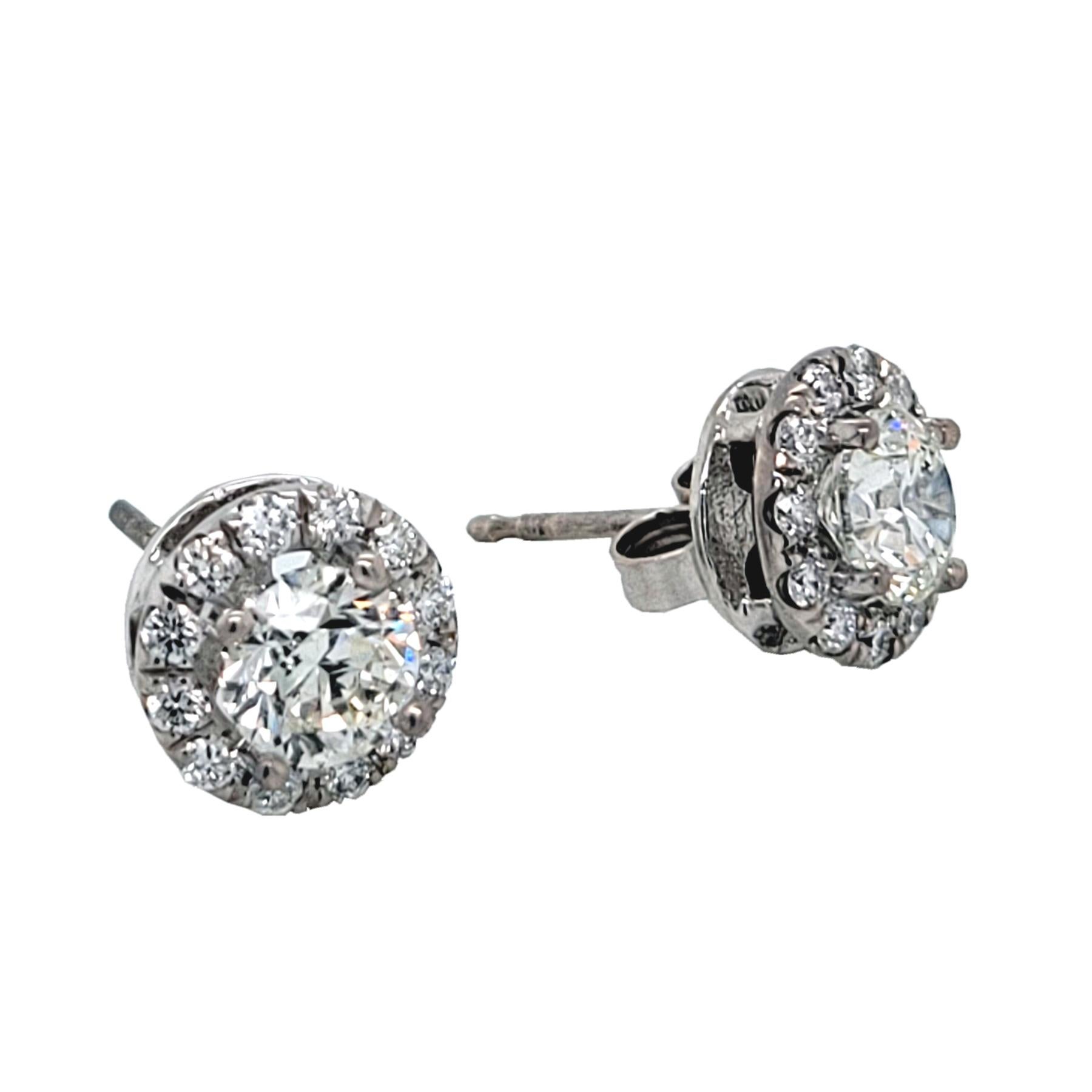 Taille ronde Clous d'oreilles en diamants ronds 14 carats de 1,27 carat avec halo en vente