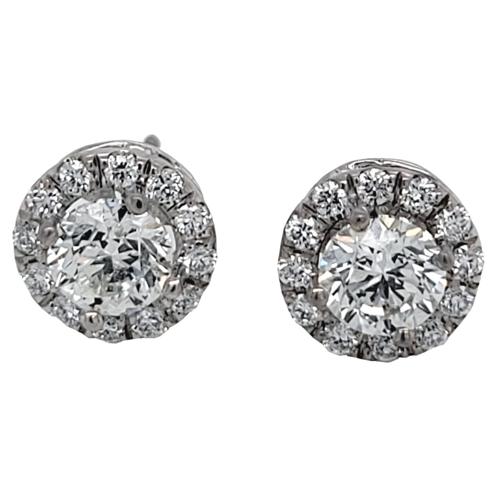 Clous d'oreilles en diamants ronds 14 carats de 1,27 carat avec halo en vente