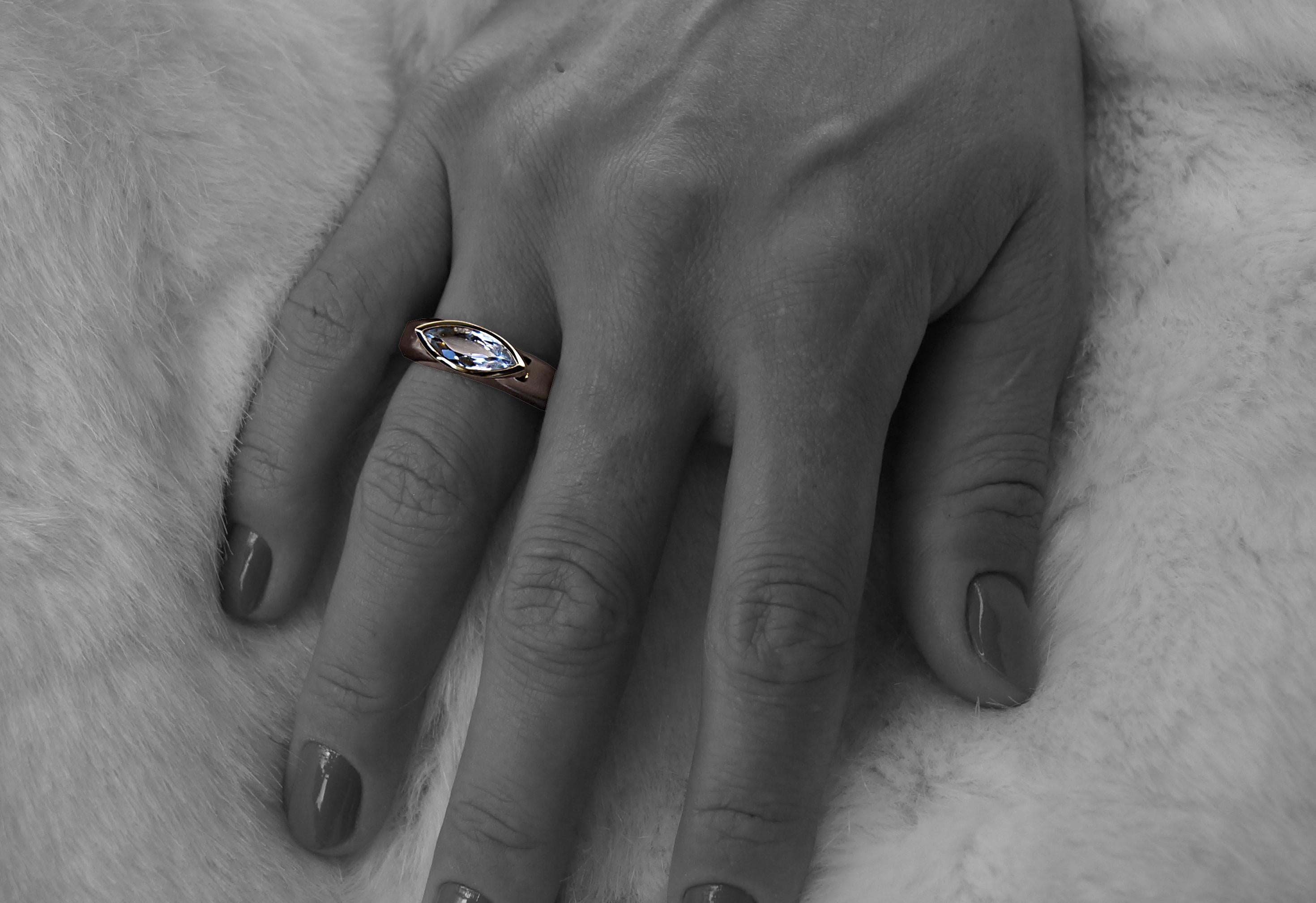 Questo nuovo anello a fascia in oro bianco 18 carati di Alexander Leyser affascina per il suo chiaro linguaggio di design e i suoi contorni, presentando un'acquamarina da 1,27 carati con taglio a marquise, incastonata in un castone in oro rosa 18