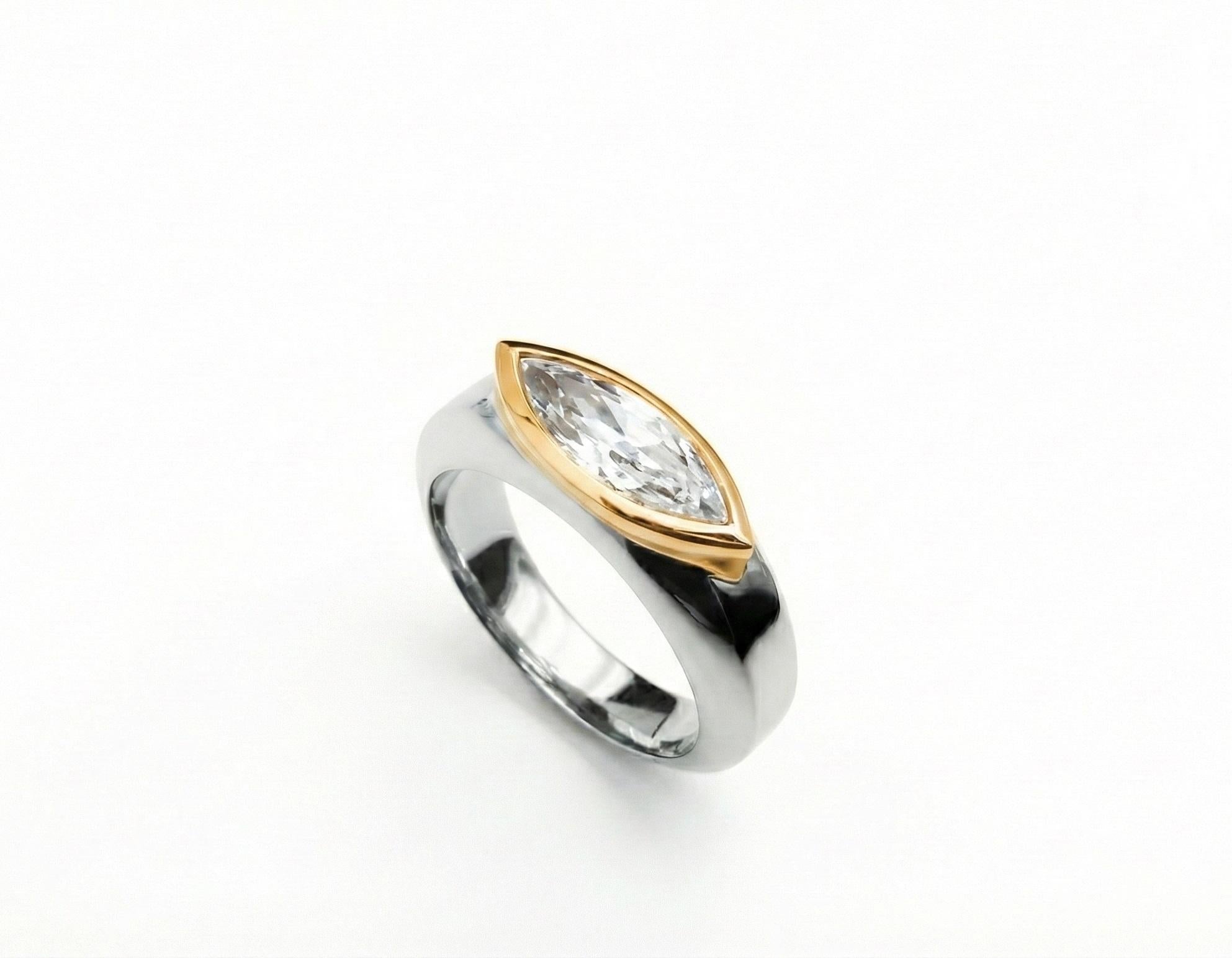 Taglio marquise Anello a fascia in oro bianco e rosa con acquamarina marquise da 1,27 carati di Alexander Leyser in vendita