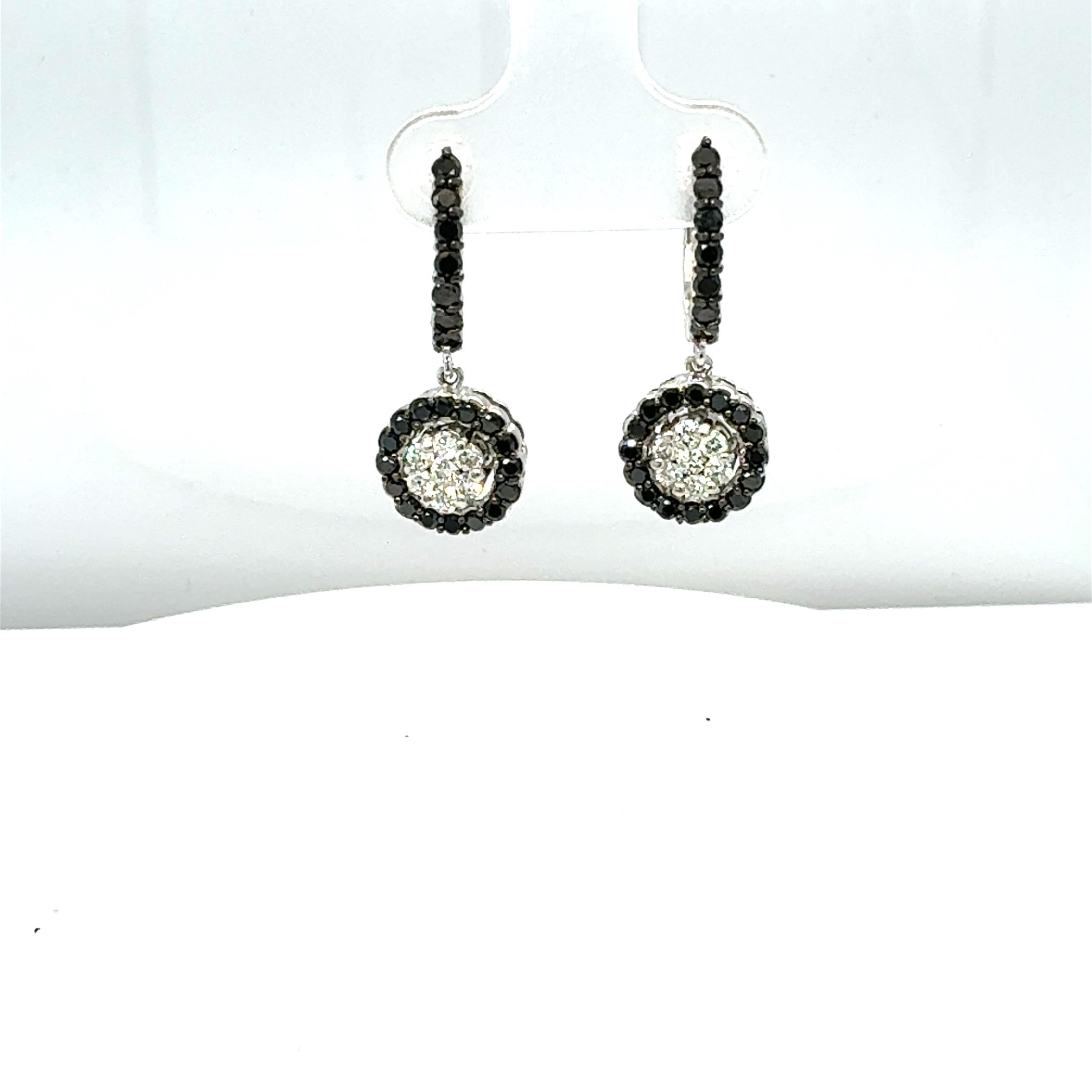 1,27 Karat schwarzer und weißer Diamant baumelnder Hebel 14K Gold Ohrringe

Wunderschöne Tropfenohrringe mit 2,15 Karat aus schwarzem und weißem Diamanten in 14 Karat Weißgold.  Dieses komplizierte Design besteht aus 14 weißen Diamanten im
