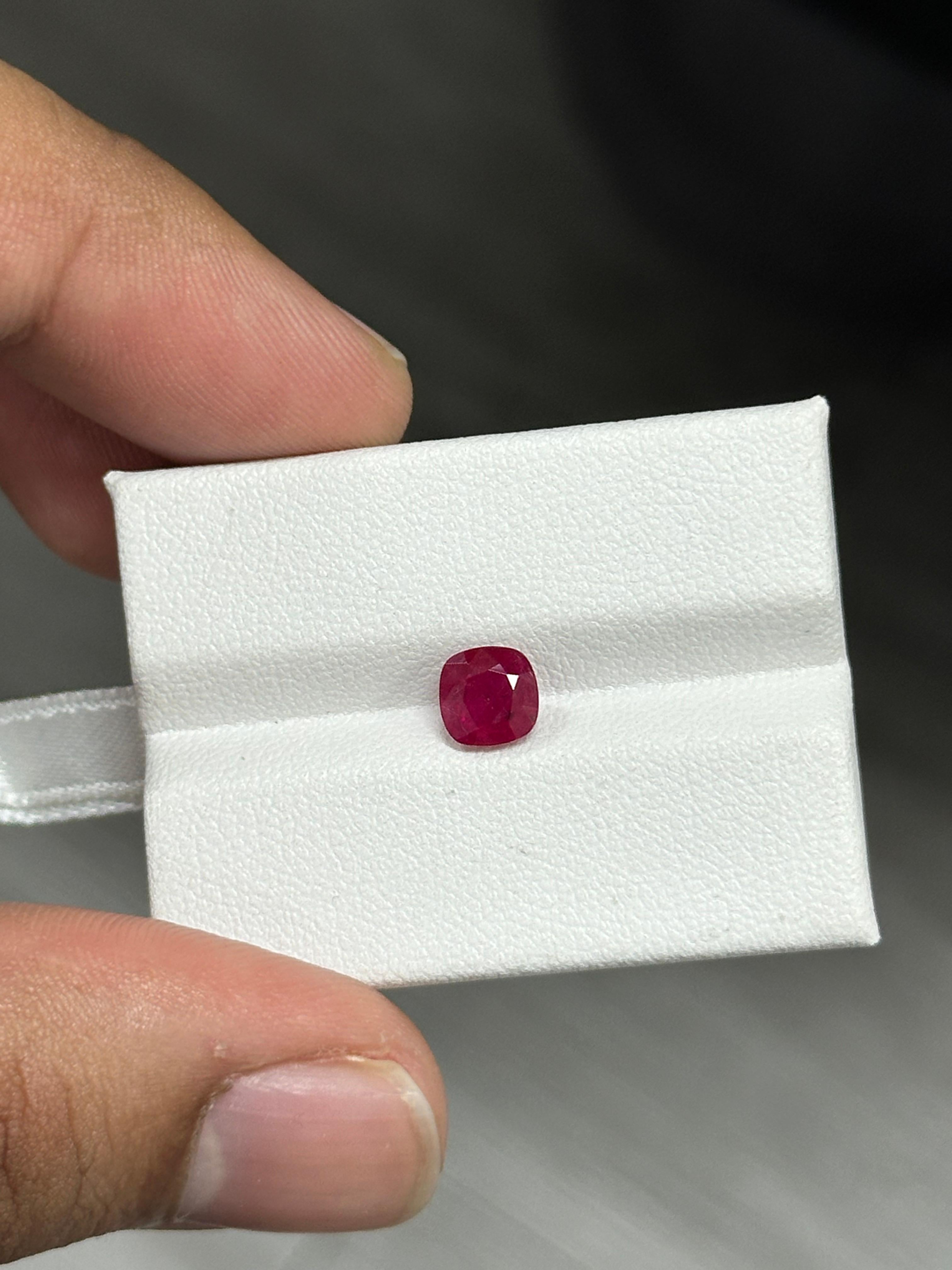 Un magnifique rubis de 1.27 carats. Il est entièrement naturel et de bonne qualité. Le rubis a une forme de coussin et sa couleur est d'un rouge sang de pigeon profond qui est absolument stupéfiant. Cette pierre précieuse en forme de rubis provient
