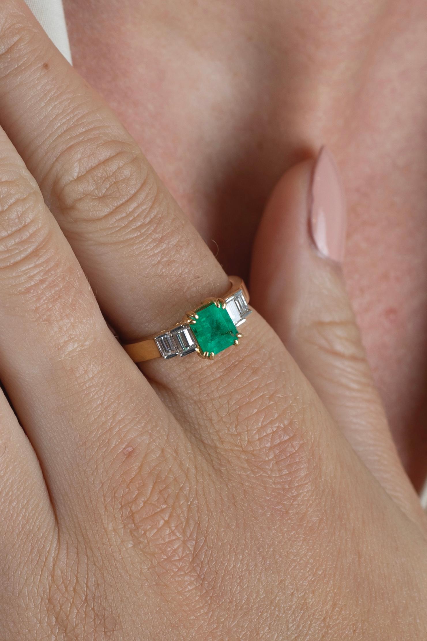 Modern 1.50 Carat Emerald-Cut Colombian Emerald and Diamond 18 Karat Yellow Gold Ring For Sale