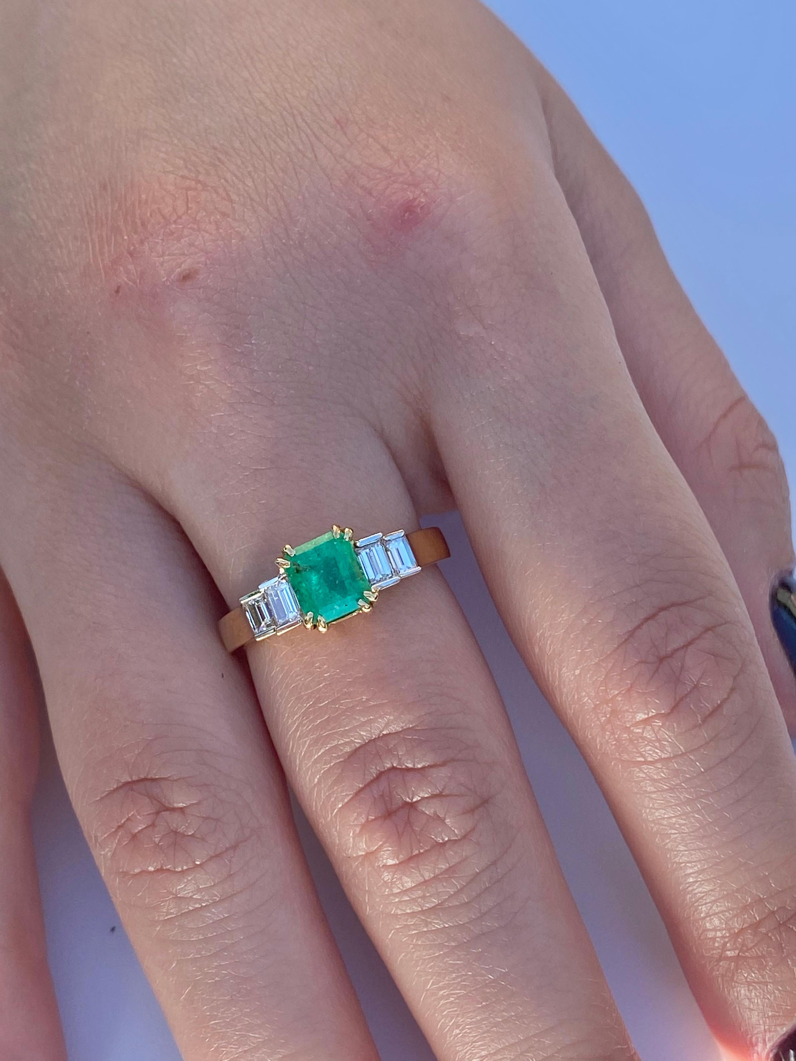 1.50 Carat Emerald-Cut Colombian Emerald and Diamond 18 Karat Yellow Gold Ring For Sale 4