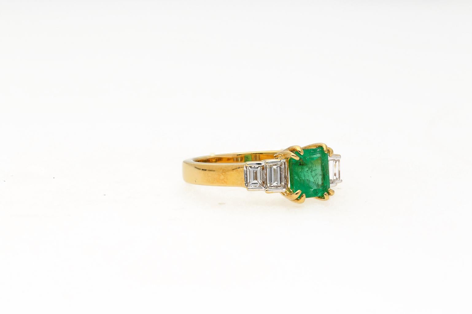 1.50 Carat Emerald-Cut Colombian Emerald and Diamond 18 Karat Yellow Gold Ring For Sale 1