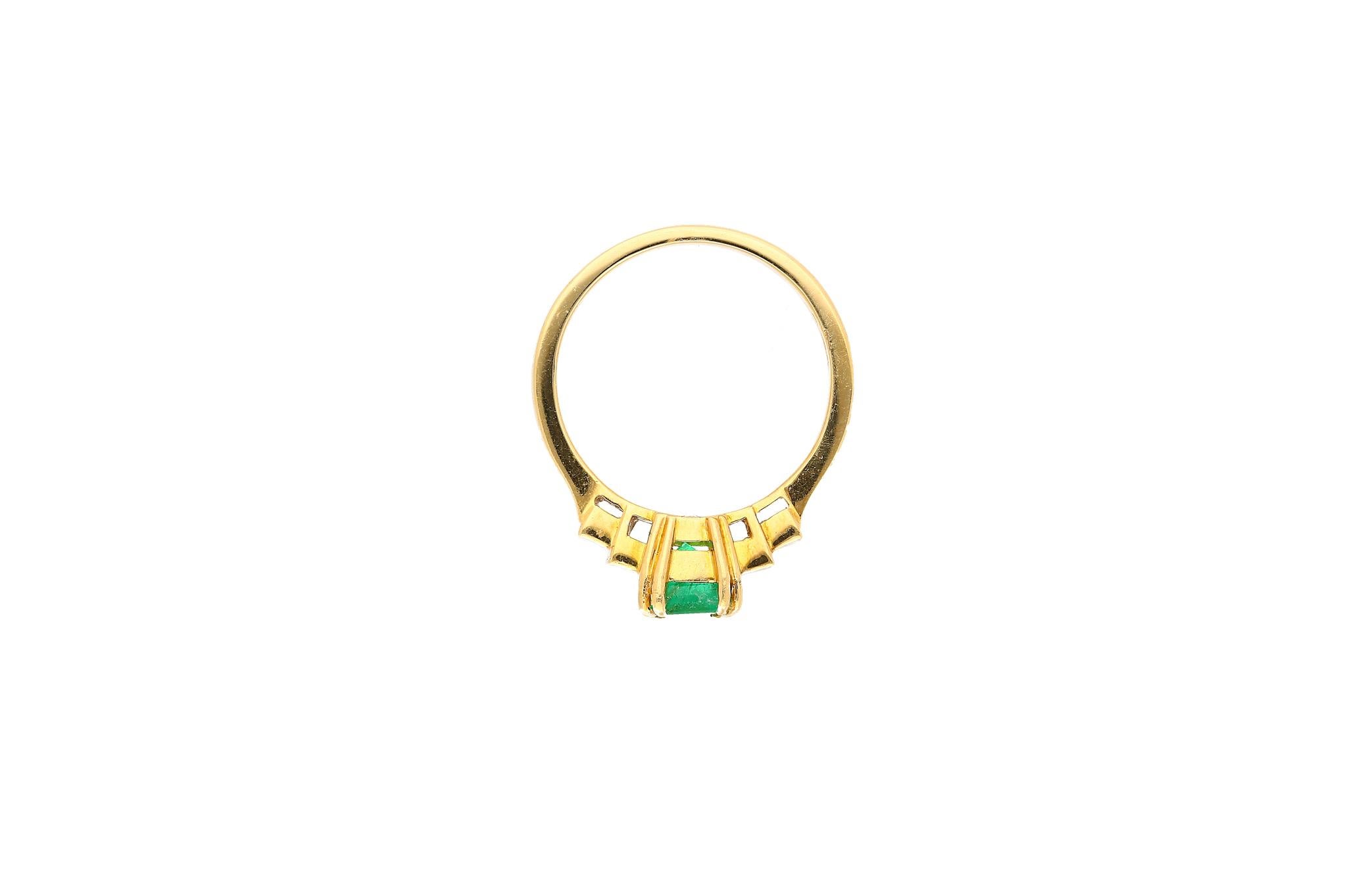 1.50 Carat Emerald-Cut Colombian Emerald and Diamond 18 Karat Yellow Gold Ring For Sale 2