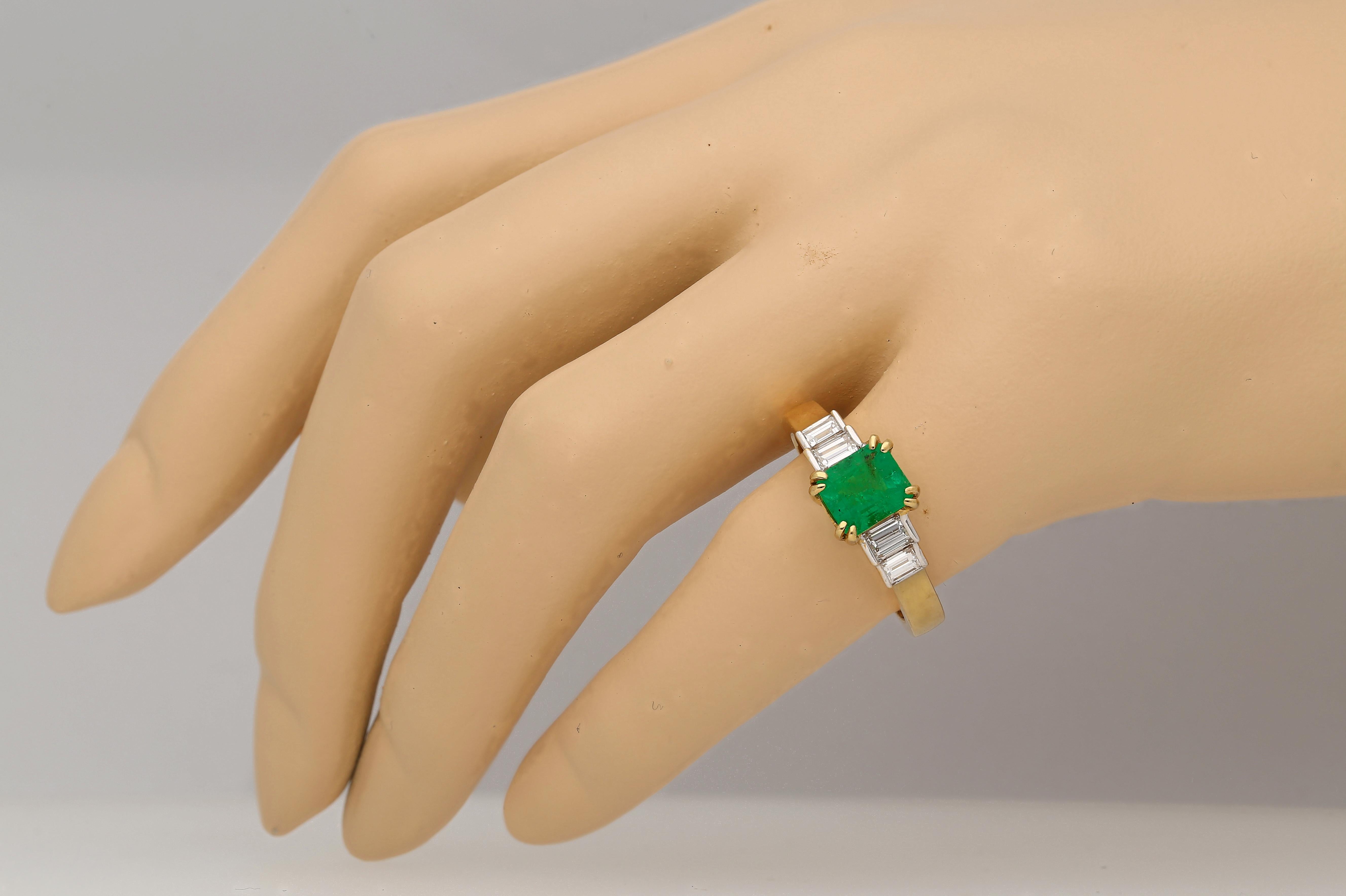 1.50 Carat Emerald-Cut Colombian Emerald and Diamond 18 Karat Yellow Gold Ring For Sale 5